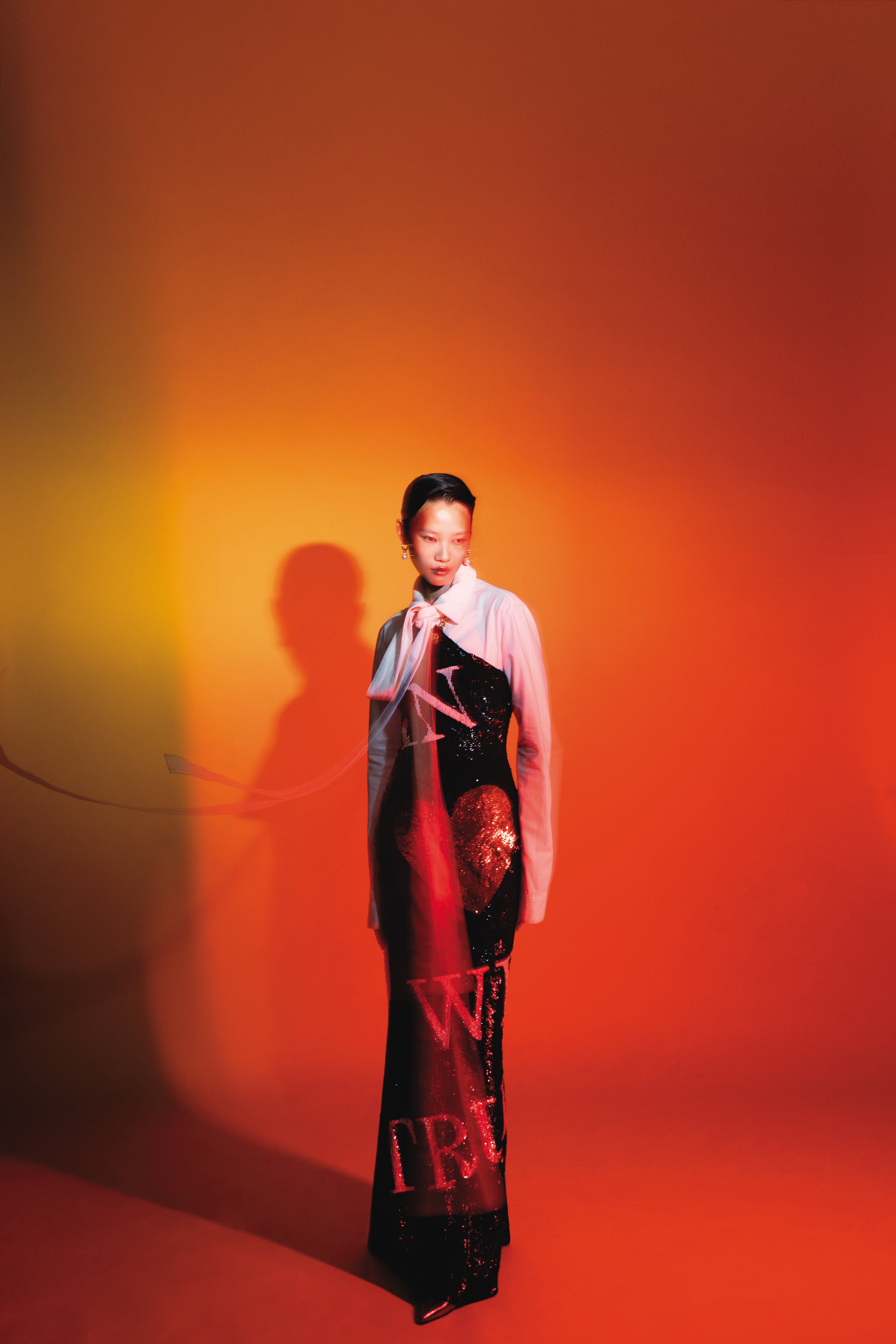 紅色愛心亮片洋裝 價格店洽 by MOSCHINO；白色襯衫 NT$39,000 by LOEWE；銀色尖頭高跟短靴 NT$16,490 by maje；珍珠金耳環 NT$3,790 by maje。