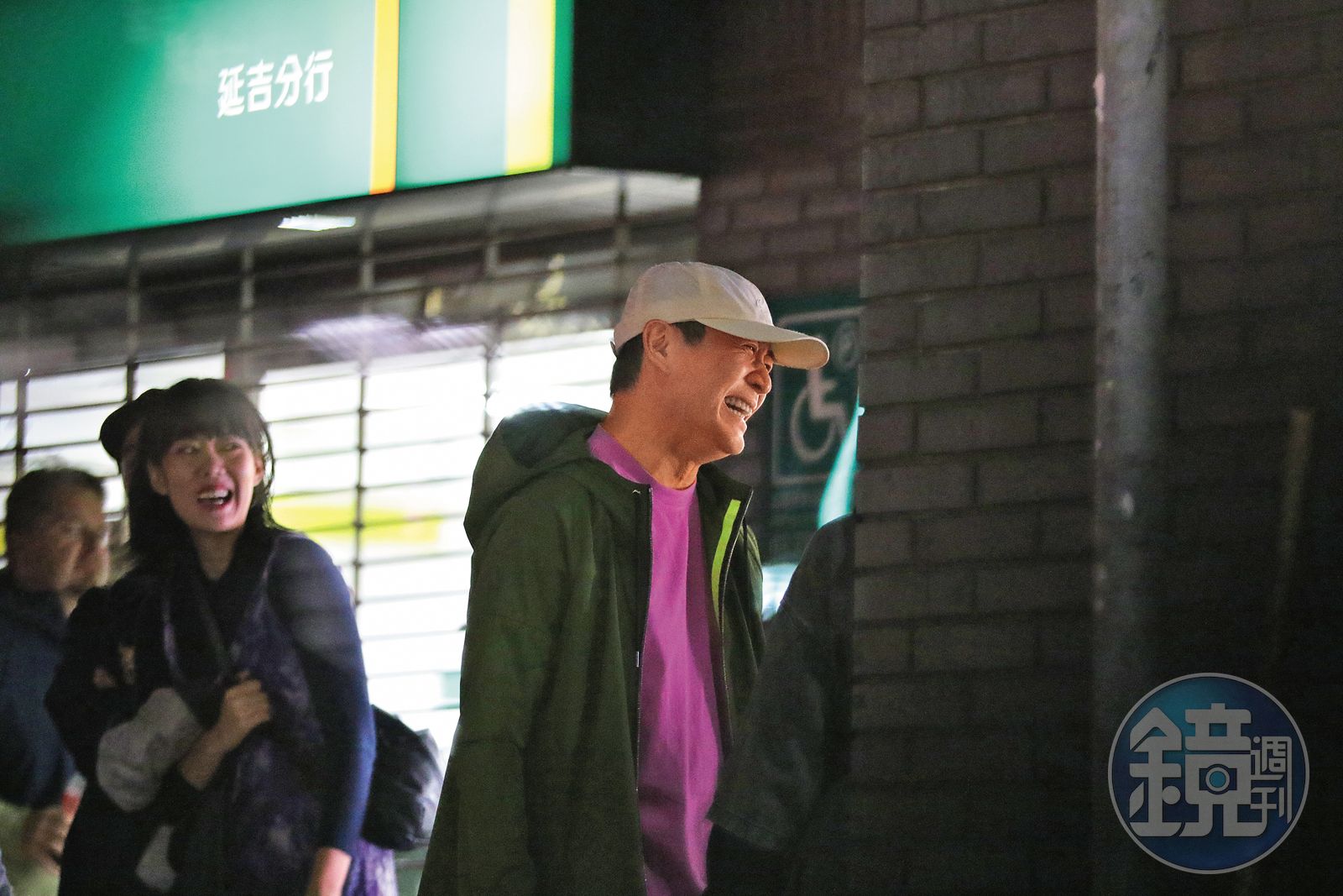 11/11 19：17湯志偉和工作人員到一樓透氣聊天，氣氛頗為熱絡