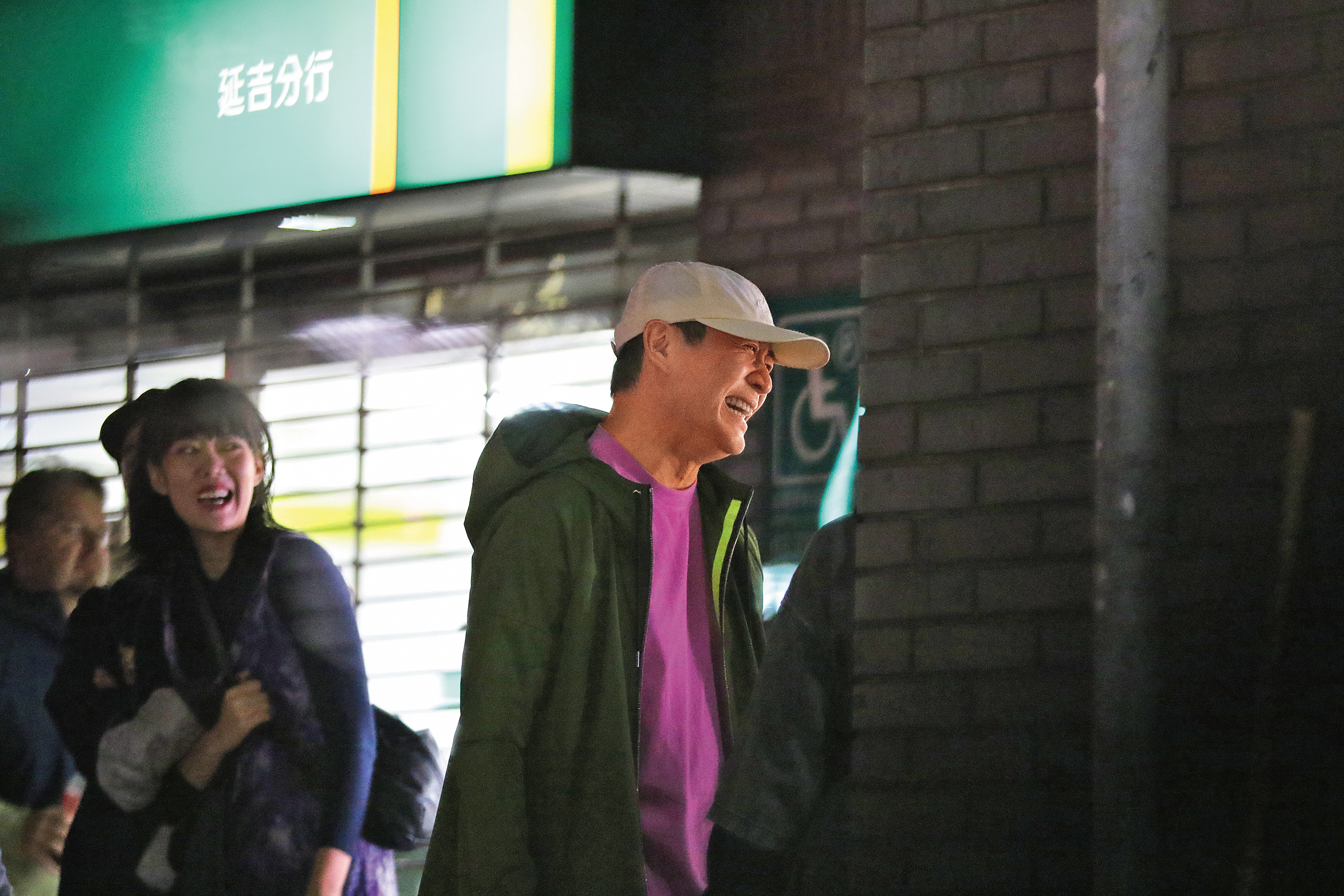 11/11 19：17湯志偉和工作人員到一樓透氣聊天，氣氛頗為熱絡。