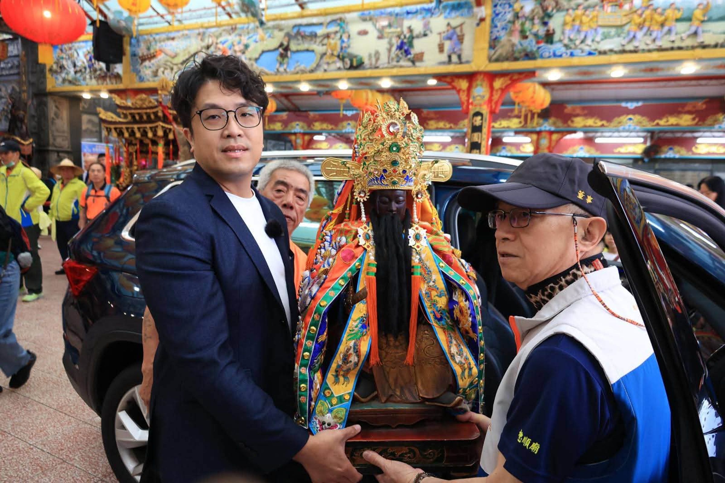 沈伯洋近日以短髮造型亮相,被支持者盛讚神似張孝全、木村拓哉、裴勇俊。(翻攝自沈伯洋臉書)