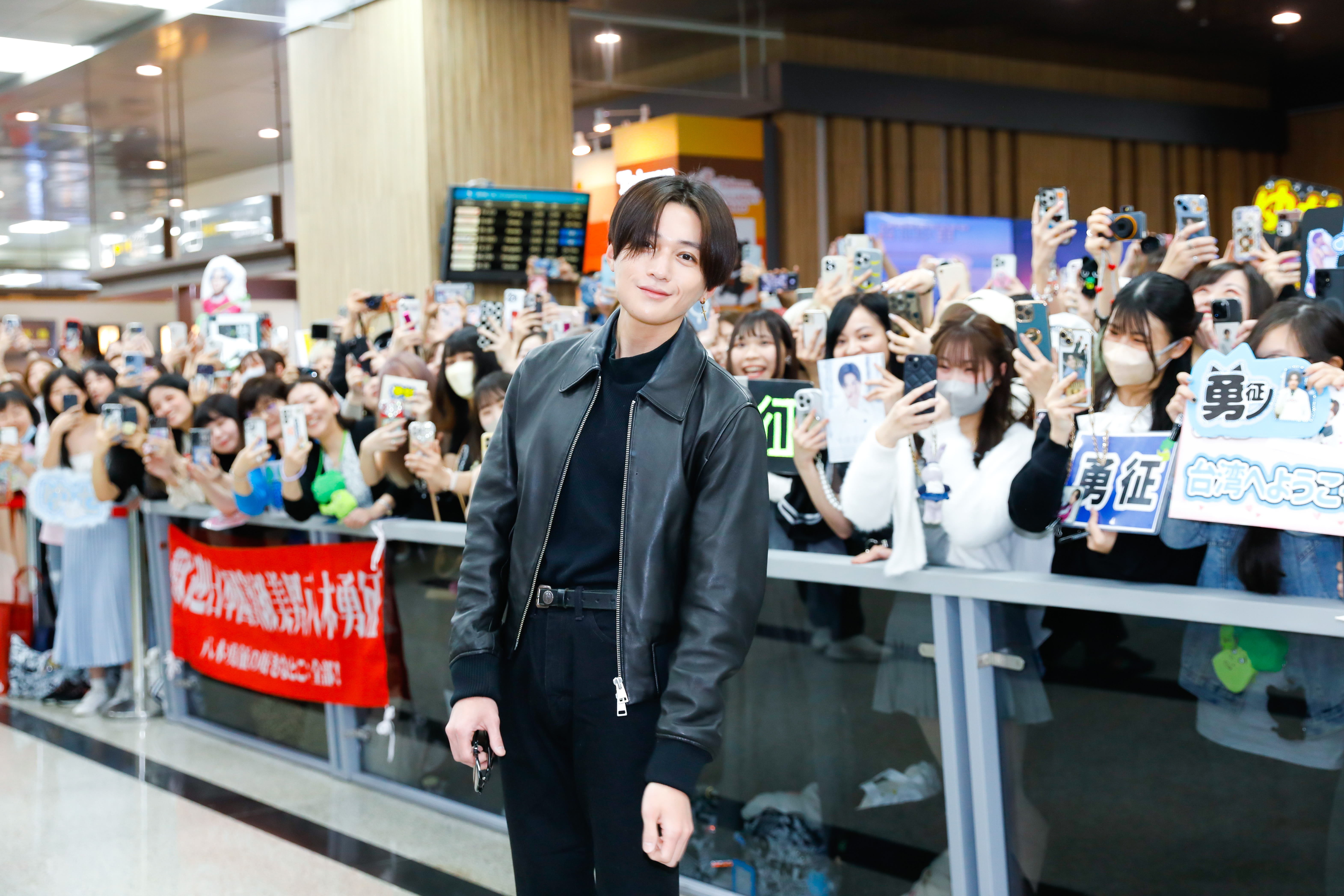 日星八木勇征吸引近600名粉絲接機，他一路笑容不斷。