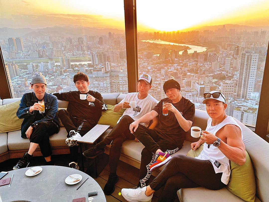 周杰倫（右二）的「和平大苑 」頂樓樓中樓住處，擁有360度景觀，可將整個台北市區盡收眼底，不少好友都是座上客。（翻攝自周杰倫IG）