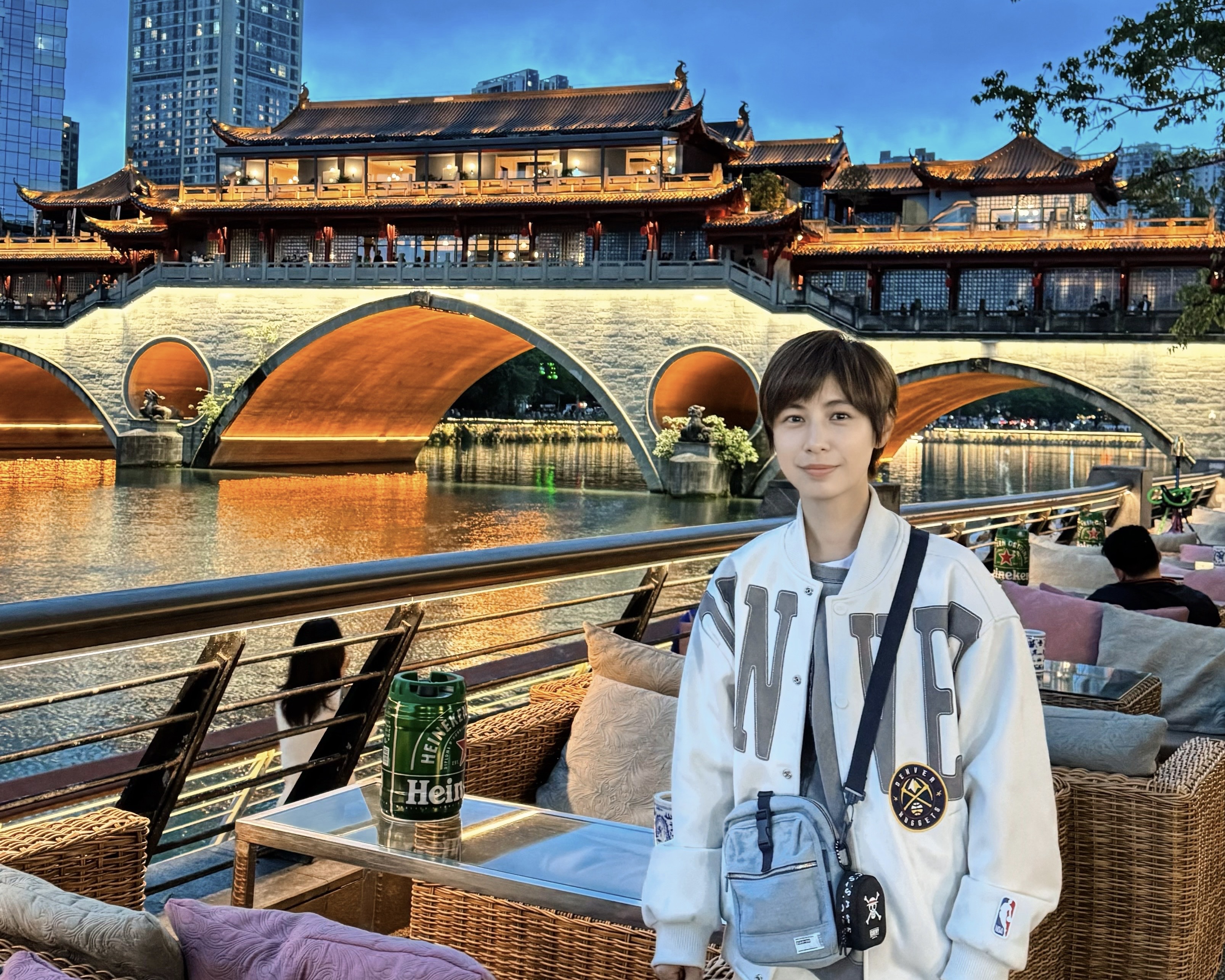 小魏魏嘉瑩上週在成都開唱，利用空檔展開了一次城市探索。（相映國際提供）