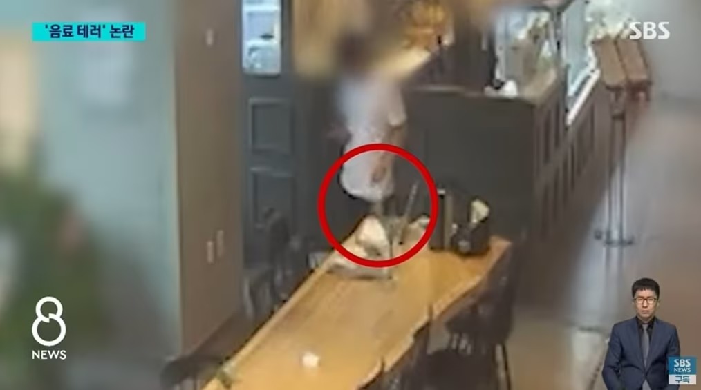 變態韓男惡意加料，直擊女店員喝下「體液飲料」！只被警控輕罪引爭議。（翻自《SBS》畫面）