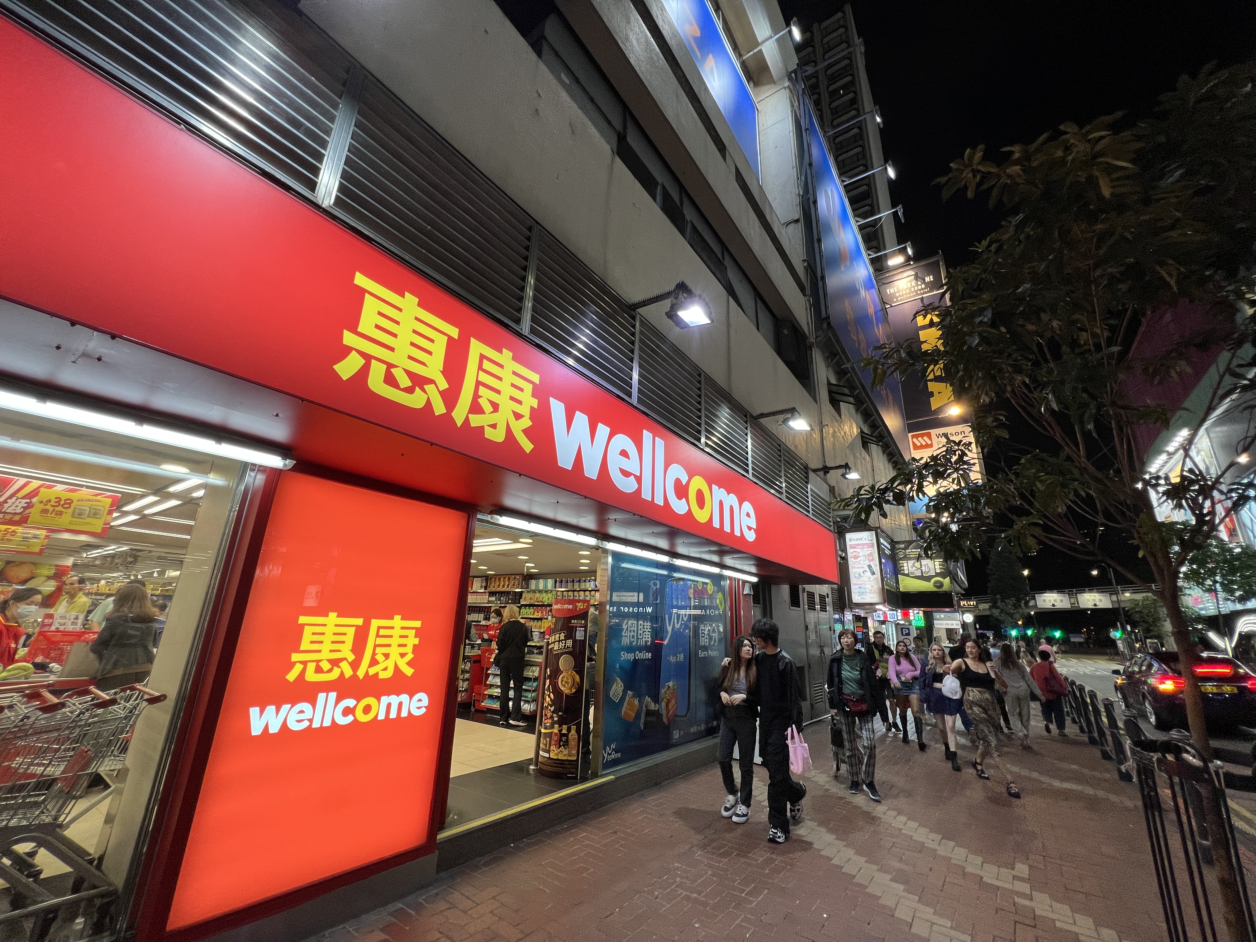 銅鑼灣的24小時惠康超市，宛如夜貓子出沒的不夜城。