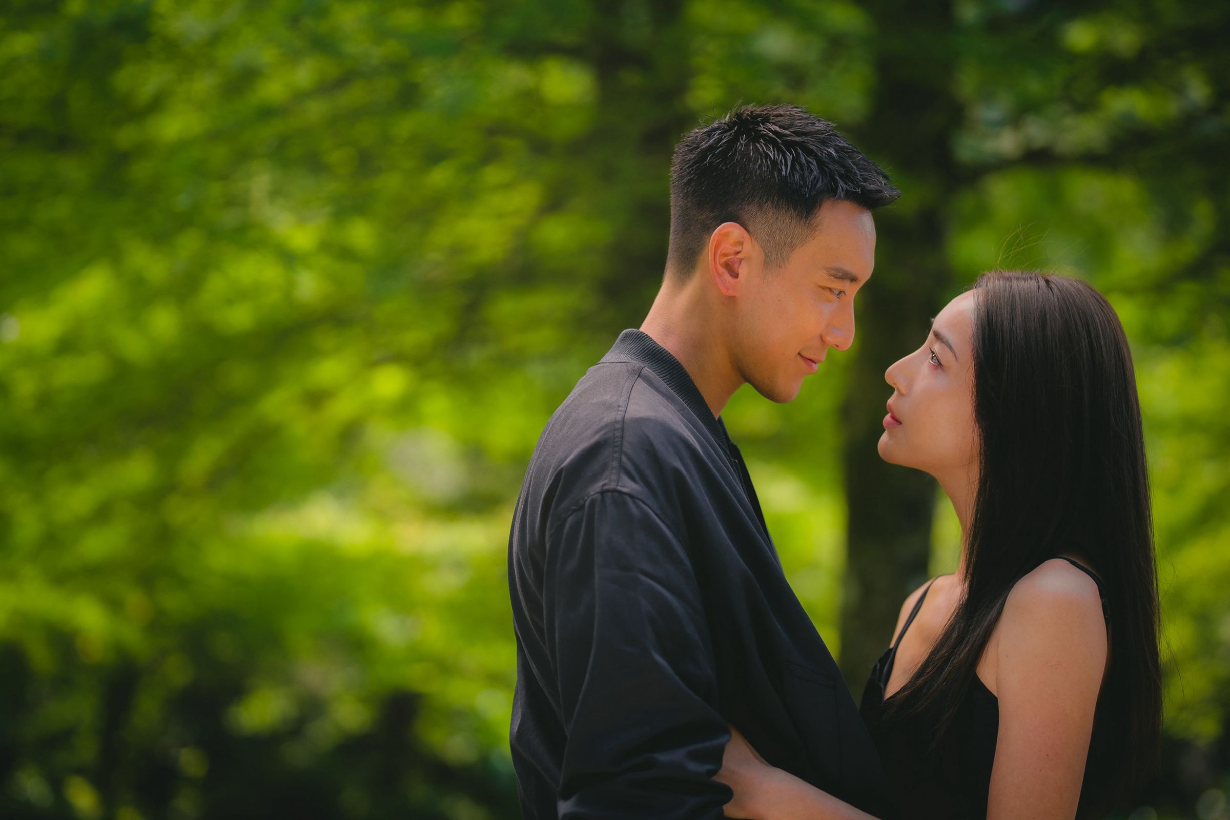 王陽明跟隋棠在影集《太太太厲害》裡飾演超殺特務夫婦(鹿路電影提供)