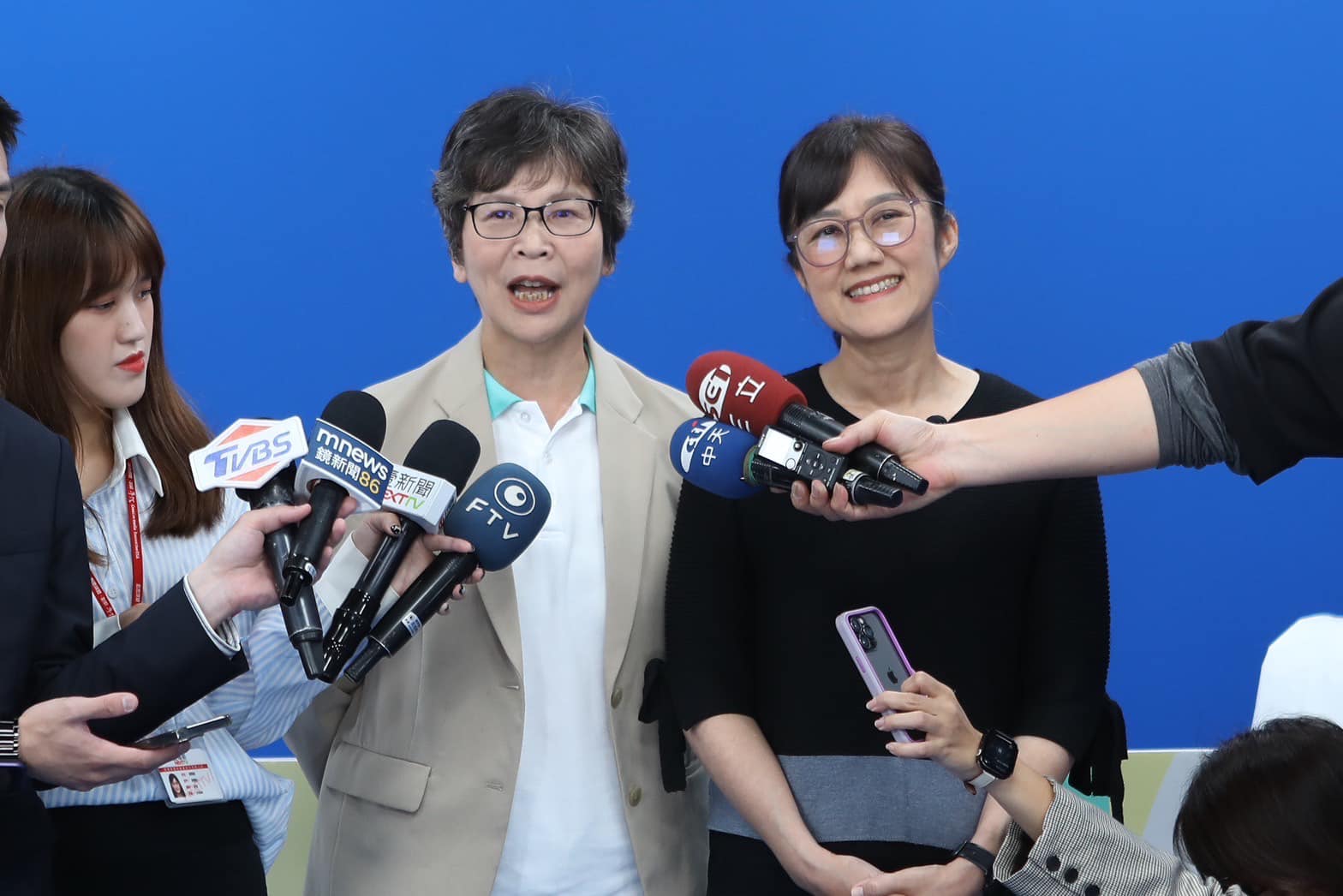 柯美蘭（右）槓上蔡壁如（左），要她閉嘴別談論自己的家人。（翻攝柯美蘭臉書）