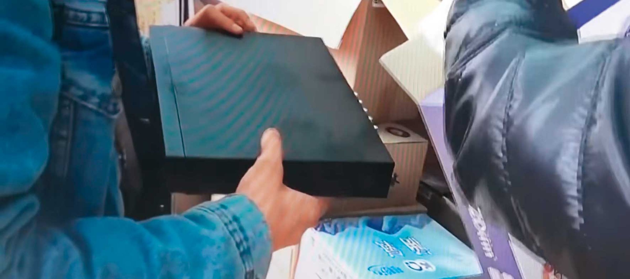 警方在後車廂內的箱子底層，找到吳男藏匿的監視器主機，其中檔案完整記錄下他的殺妻犯行。（翻攝畫面）