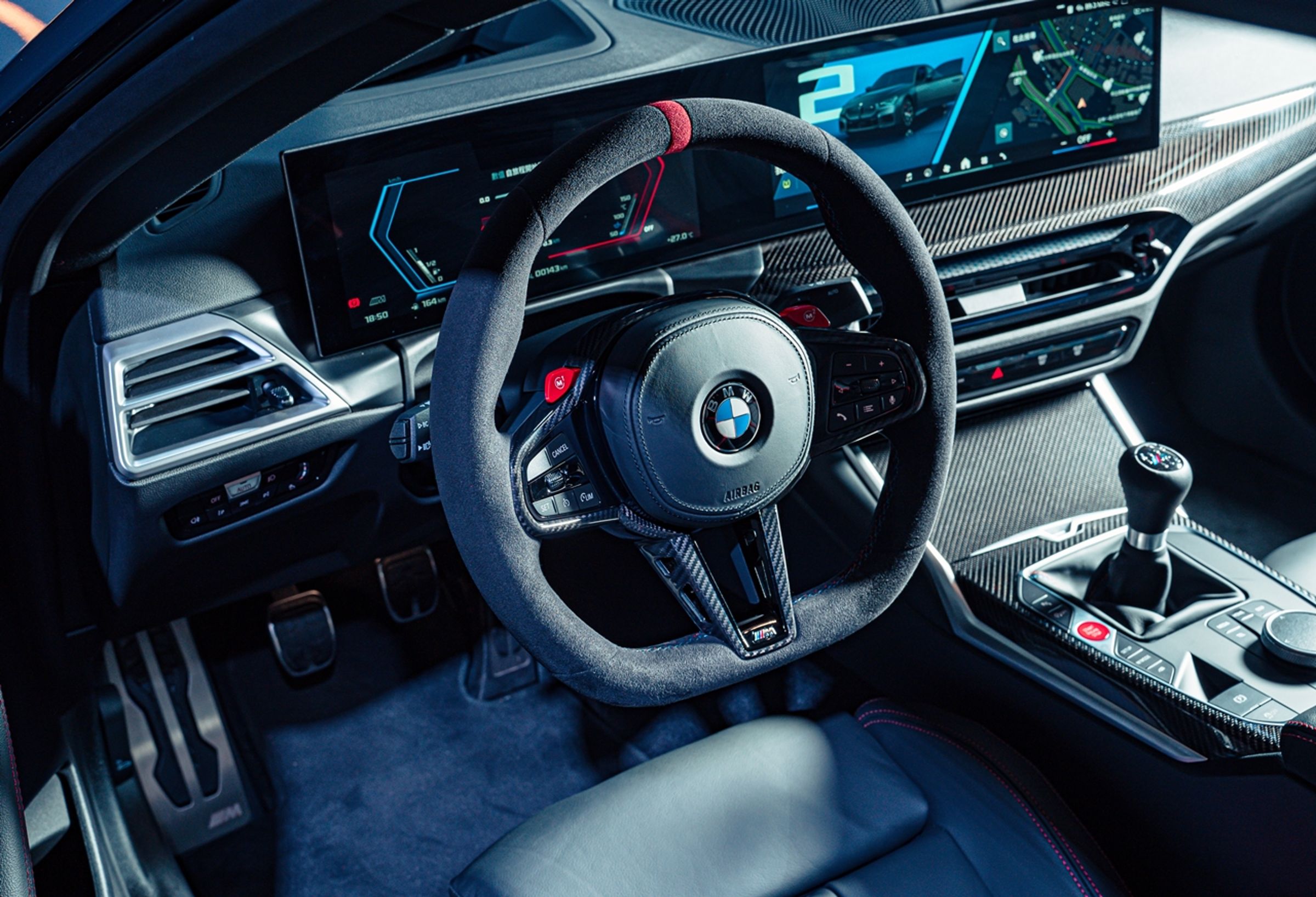 本次更特別限量引進全新 BMW M2 六速手排車型,採用六速手排變速箱,重量較M Steptronic運動化八速手自排變速箱減輕25公斤,動力表現上擁有4.2秒完成0-100 km/h加速的深厚實力,獨一無二的手排操駕感受讓熱血硬派車迷完美體會人車合一的嶄新境界