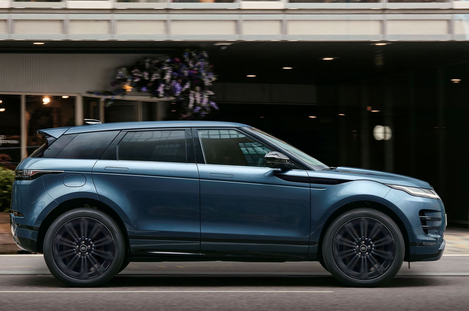Range Rover Evoque 都會魅影版搭配黑色外觀風格套件與升級尺寸的亮澤黑色輪圈，型塑更為現代奢華的外觀風格車款。