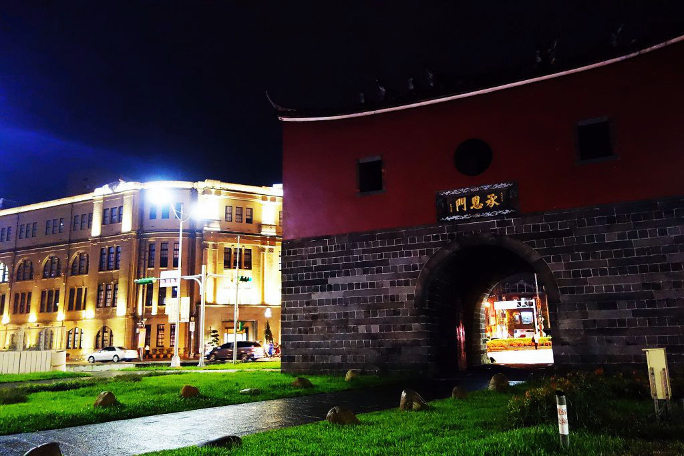 《人選之人—造浪者》於劇中在北門及凱達格蘭大道拍攝經典的造勢晚會場景。(Klook提供)