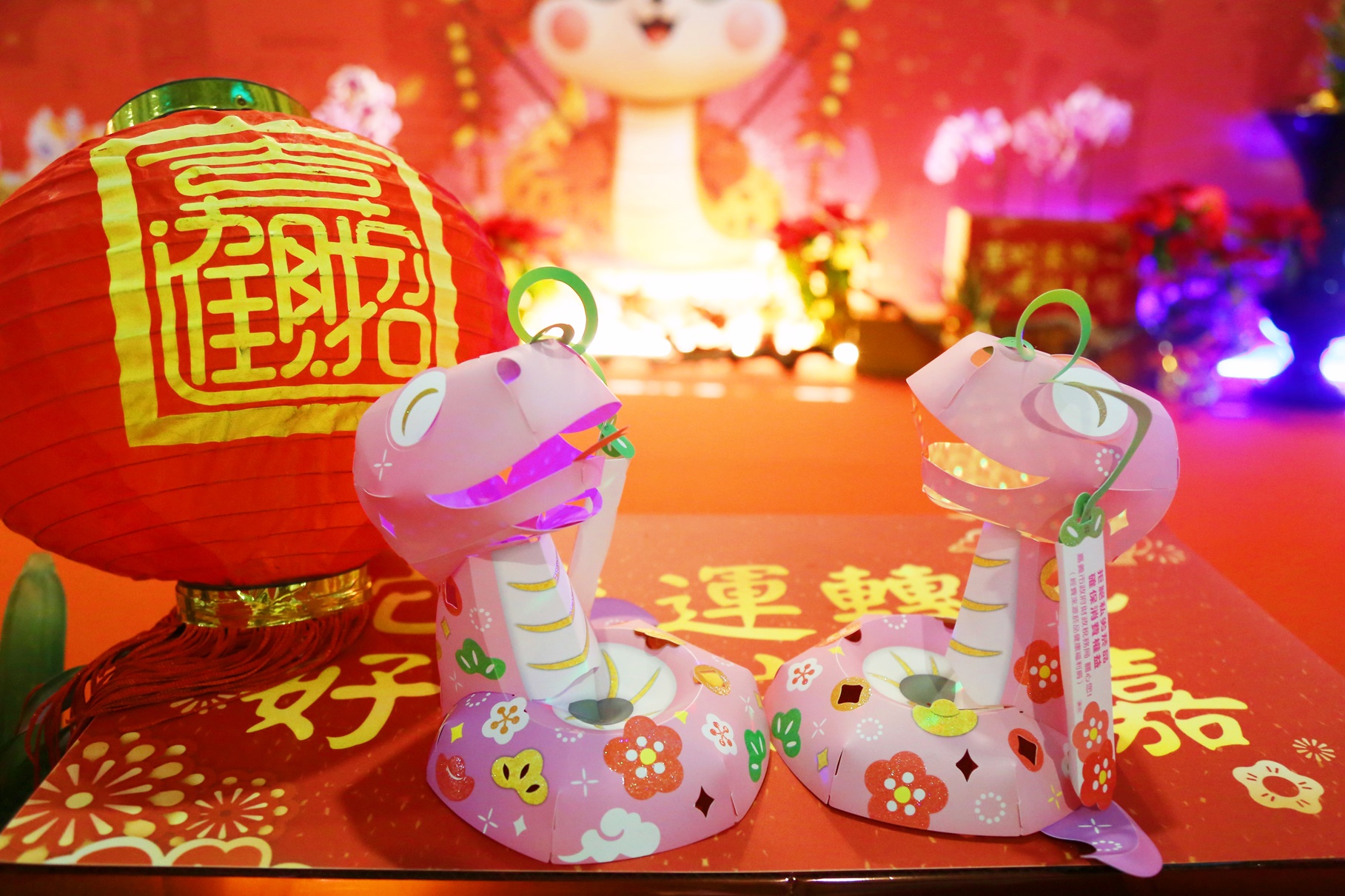 嘉義市今年的小提燈「小花蛇」是由有花燈女王之稱的旅法設計師林佳葦設計。（嘉義市政府提供）