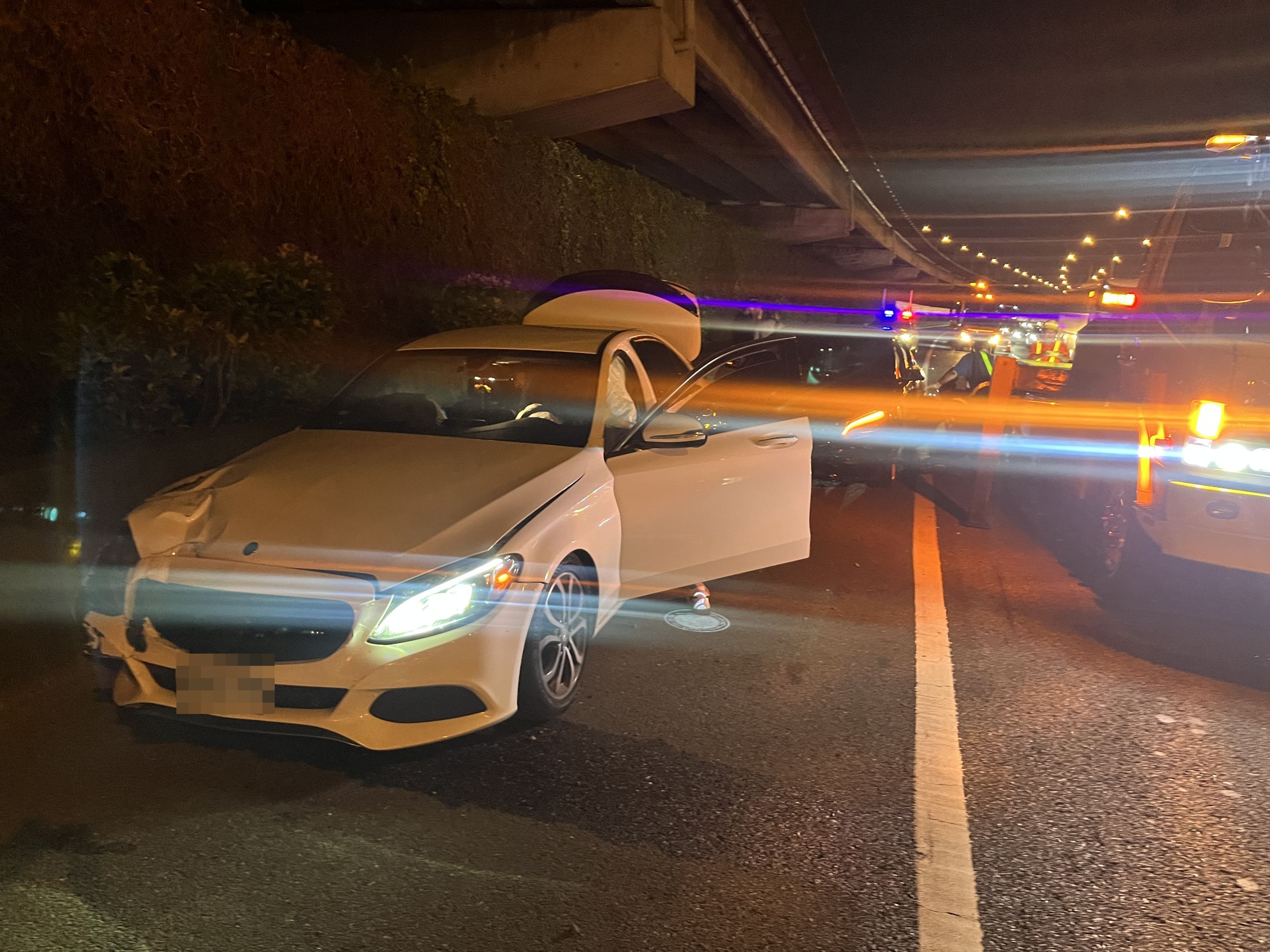 國道警方到場處理,通知拖吊車排除事故現場。翻攝畫面