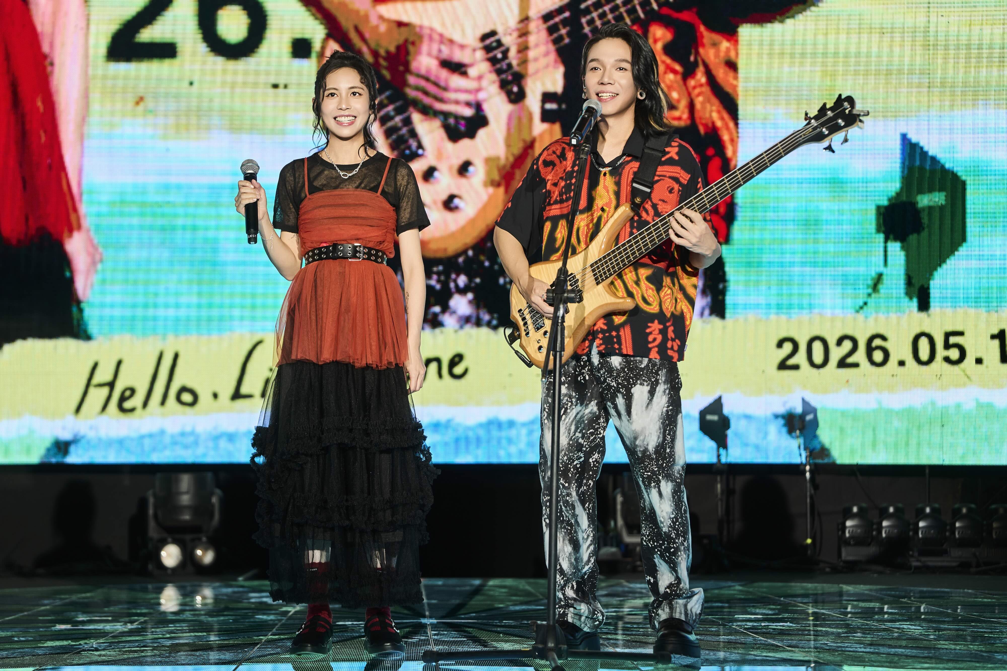 麋先生以諾夫妻同台，首度公開合體演唱〈散散步〉。（相信音樂提供）