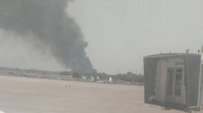 一架印度航空（Air India）班機今稍早墜毀。（翻攝自《indiatoday》）