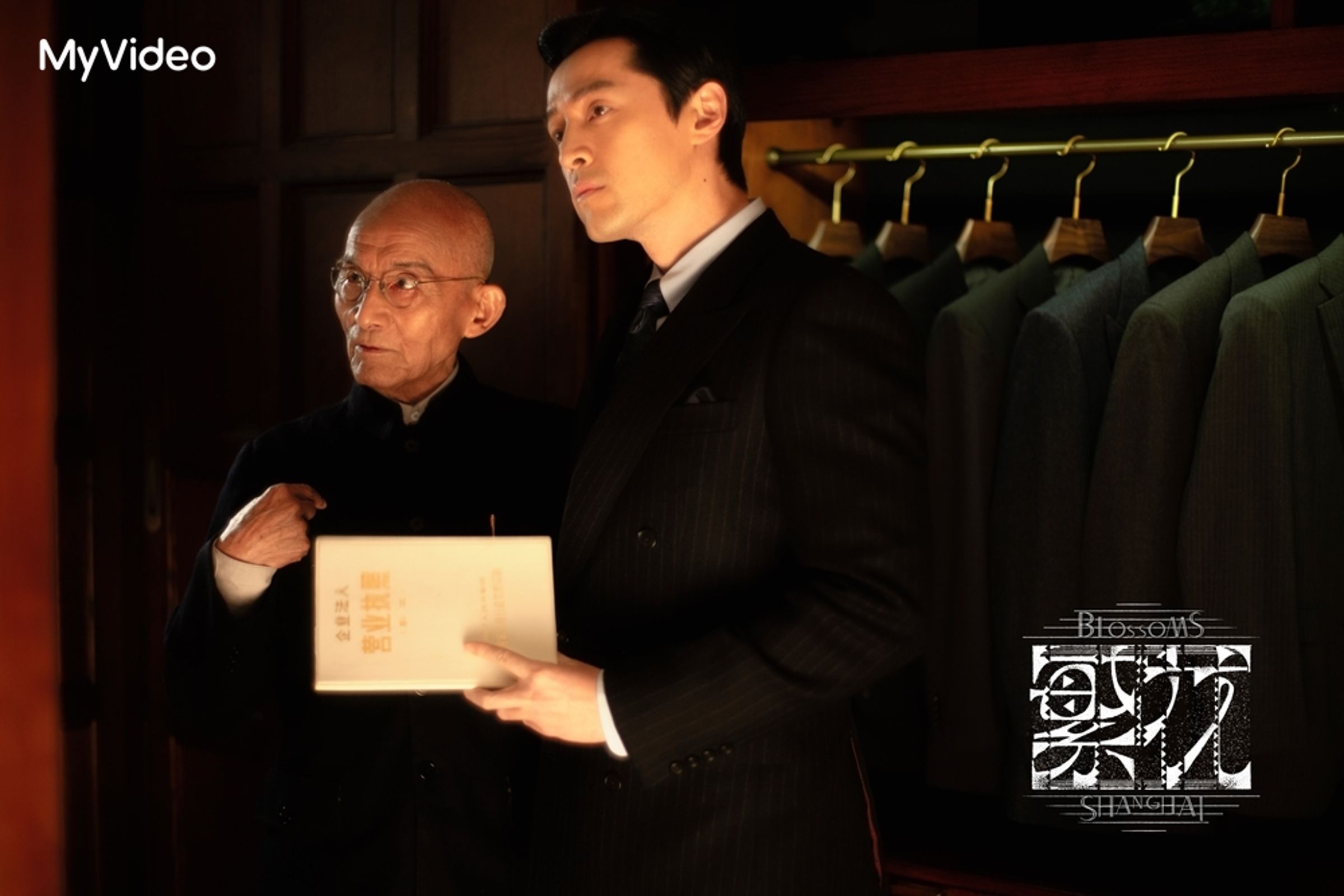 《繁花》胡歌(左)飾演的阿寶,因為游本昌(右)飾演的「爺叔」而人生翻轉。(澤東電影、MyVideo提供)