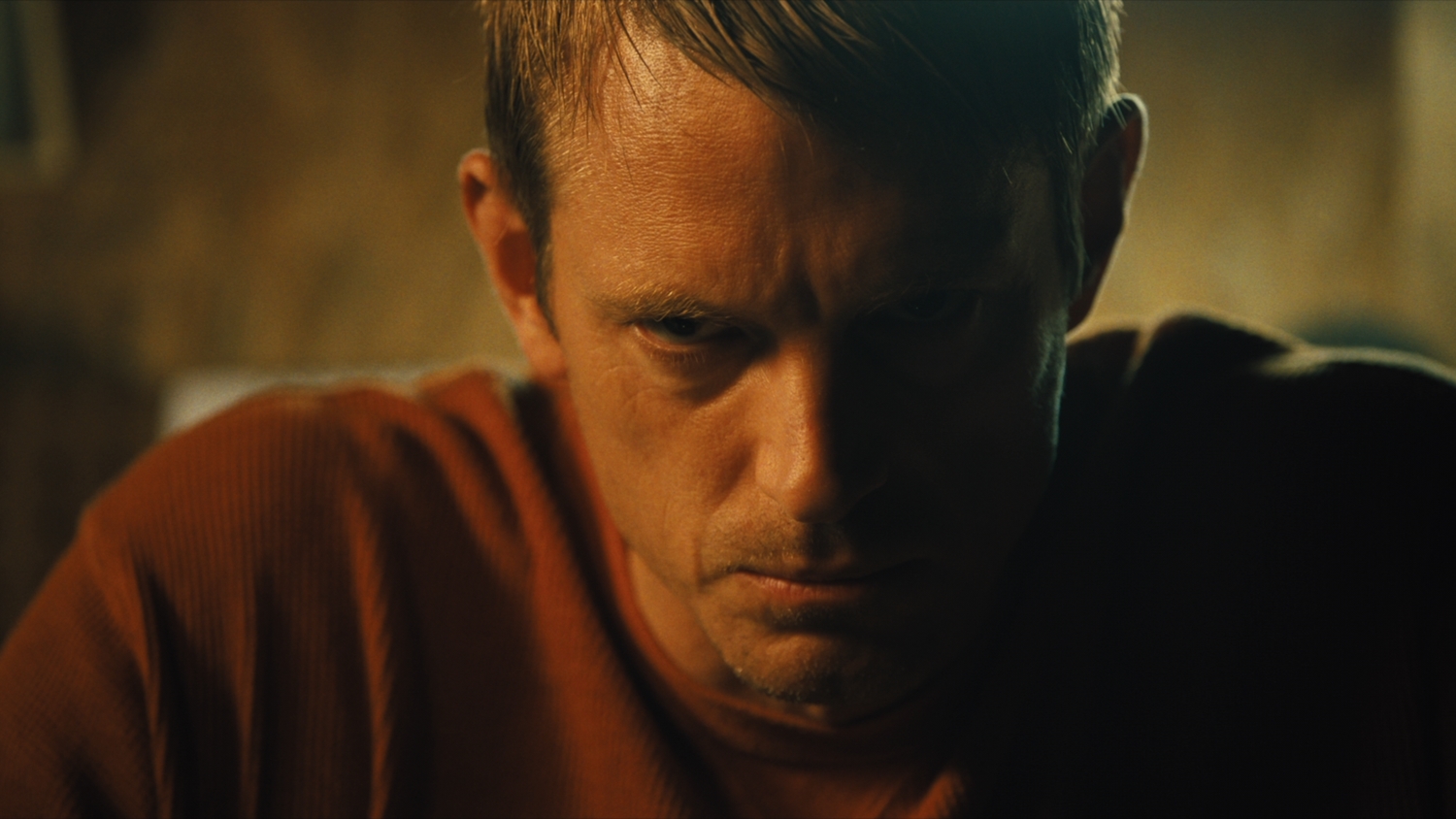 喬爾金納曼在《無聲夜》挑戰無台詞的演出，全靠眼神詮釋復仇老爸的憤怒與悲痛。（車庫娛樂提供）