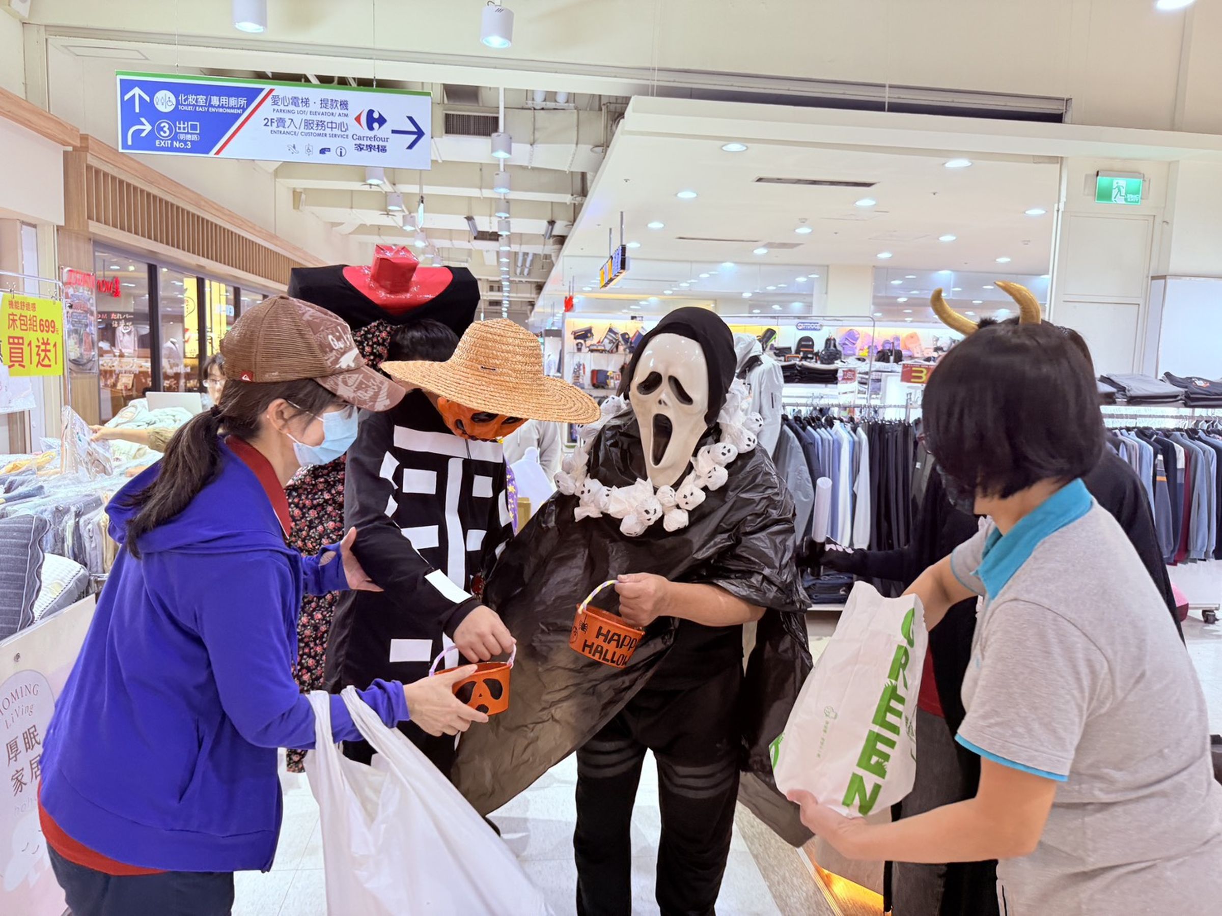 不給糖就搗蛋,服務對象們帶著糖果上街分送與民眾互動。(雲林身障養護中心提供)