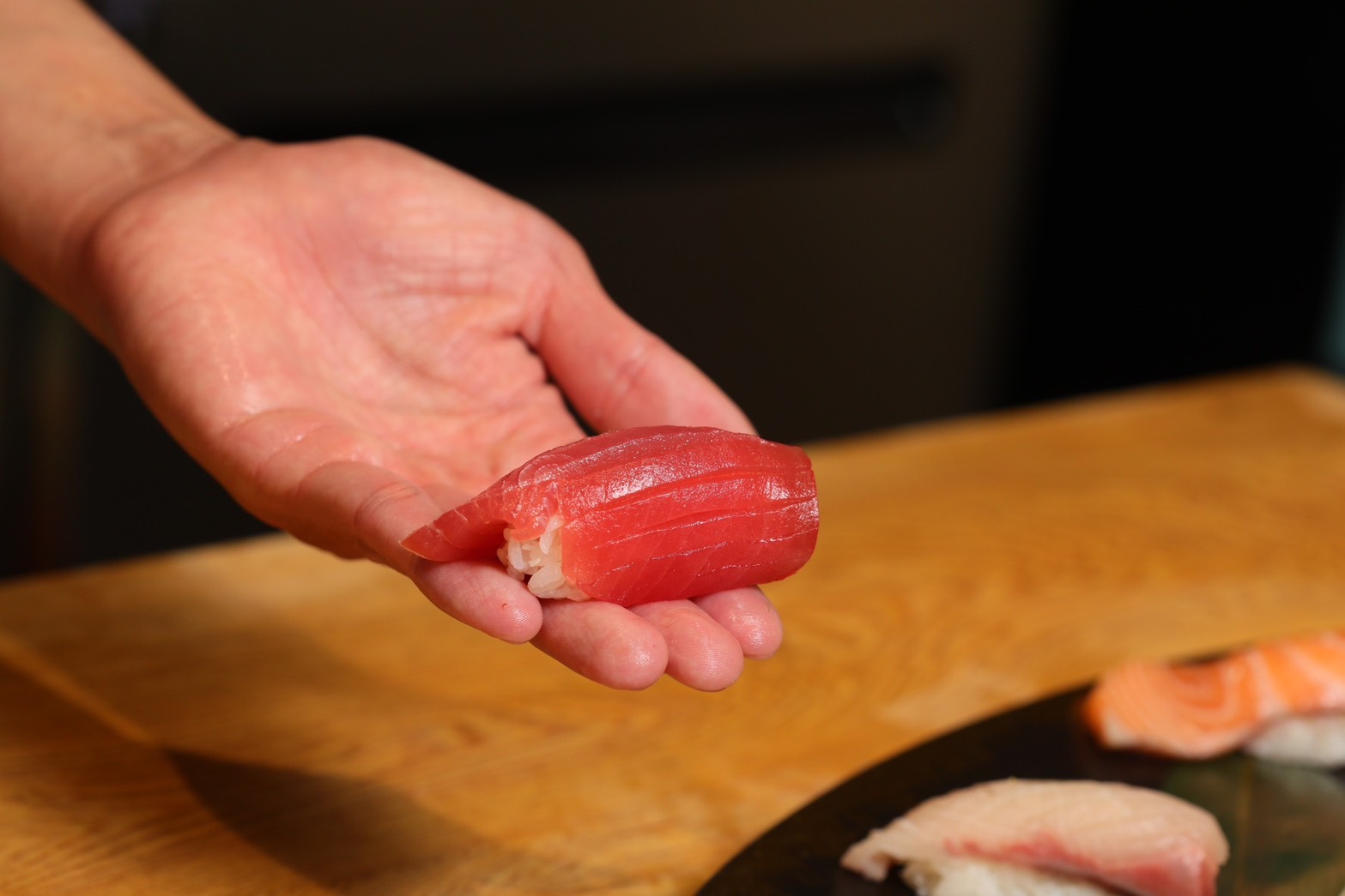 怕猛吃燒肉太油膩？也可以搭配鮮味十足的握壽司換口味、增加飽足感。