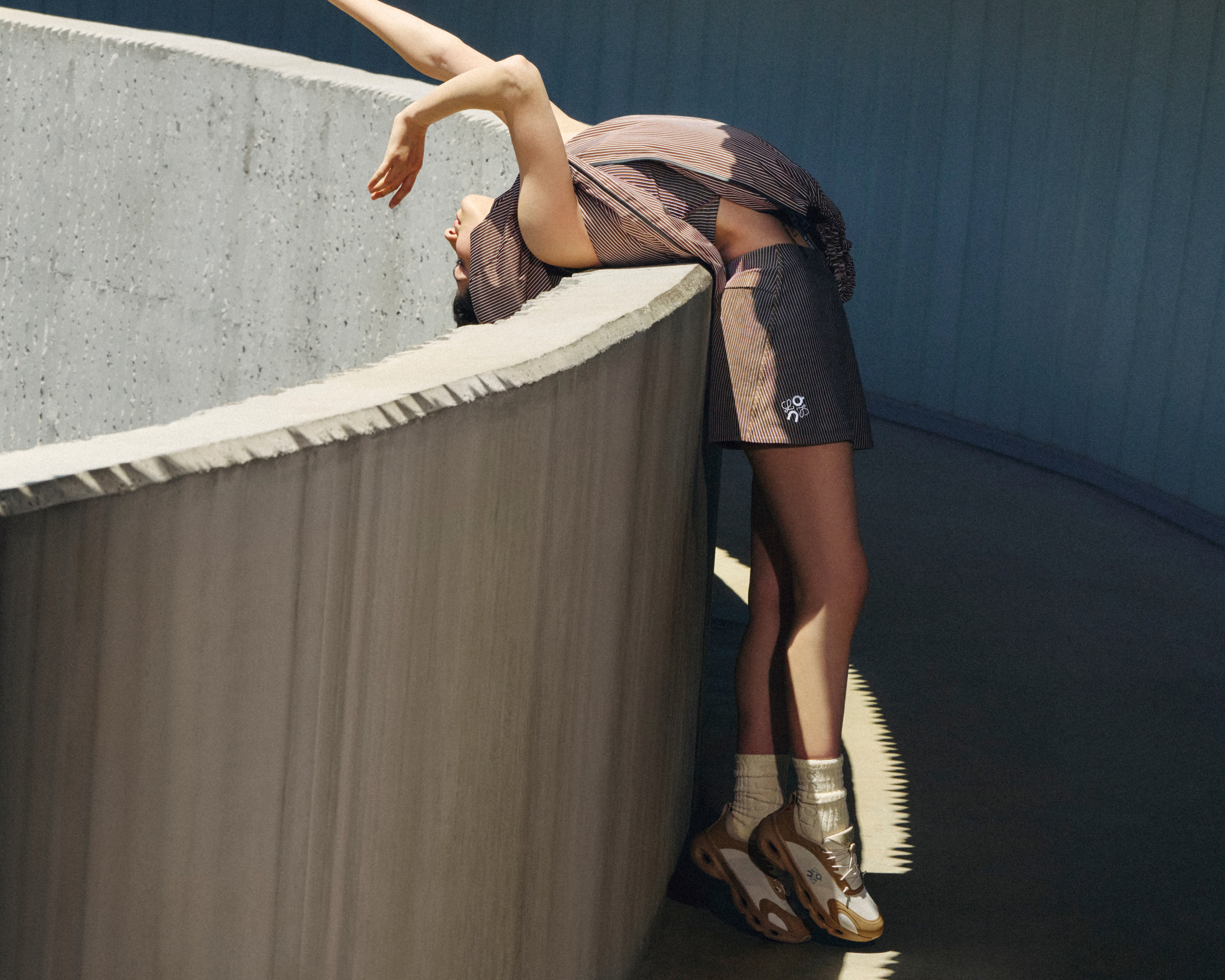 LOEWE × ON再度合作，推出2025秋冬系列。（LOEWE提供）