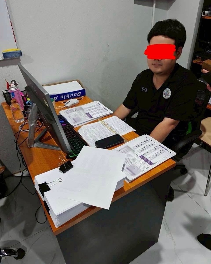 警方懷疑,這些人正利用電腦程式修改考生答案卡資料,使答案內容與官方公布成績相符,藉此偽造考生成績。(翻攝自hilight.kapook.com)