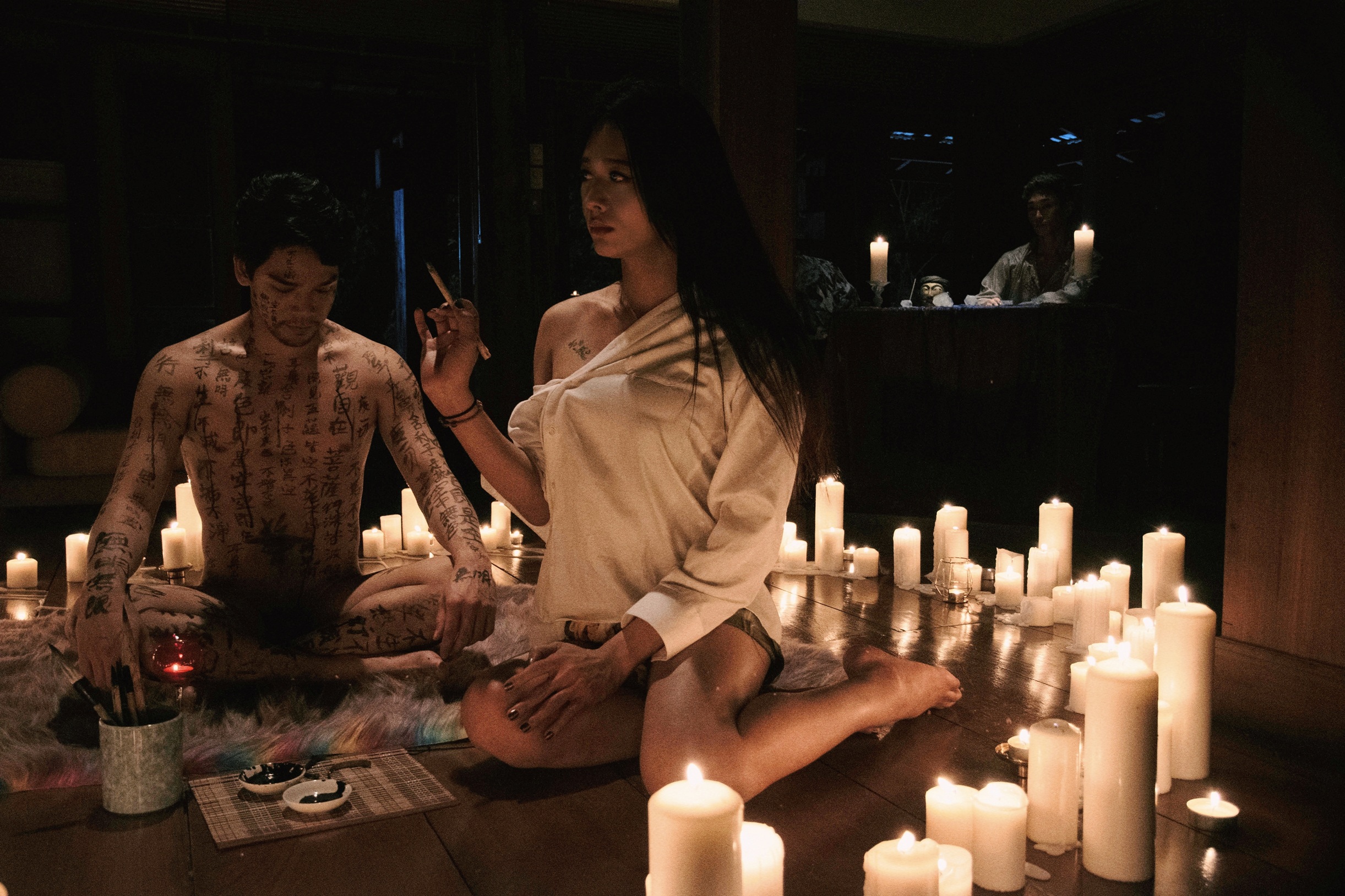 片中蔡書綺誆騙泰國演員Nicky，並用毛筆在他身上寫字，雖然氛圍香豔，但她演起來並不尷尬。（攝路士提供）