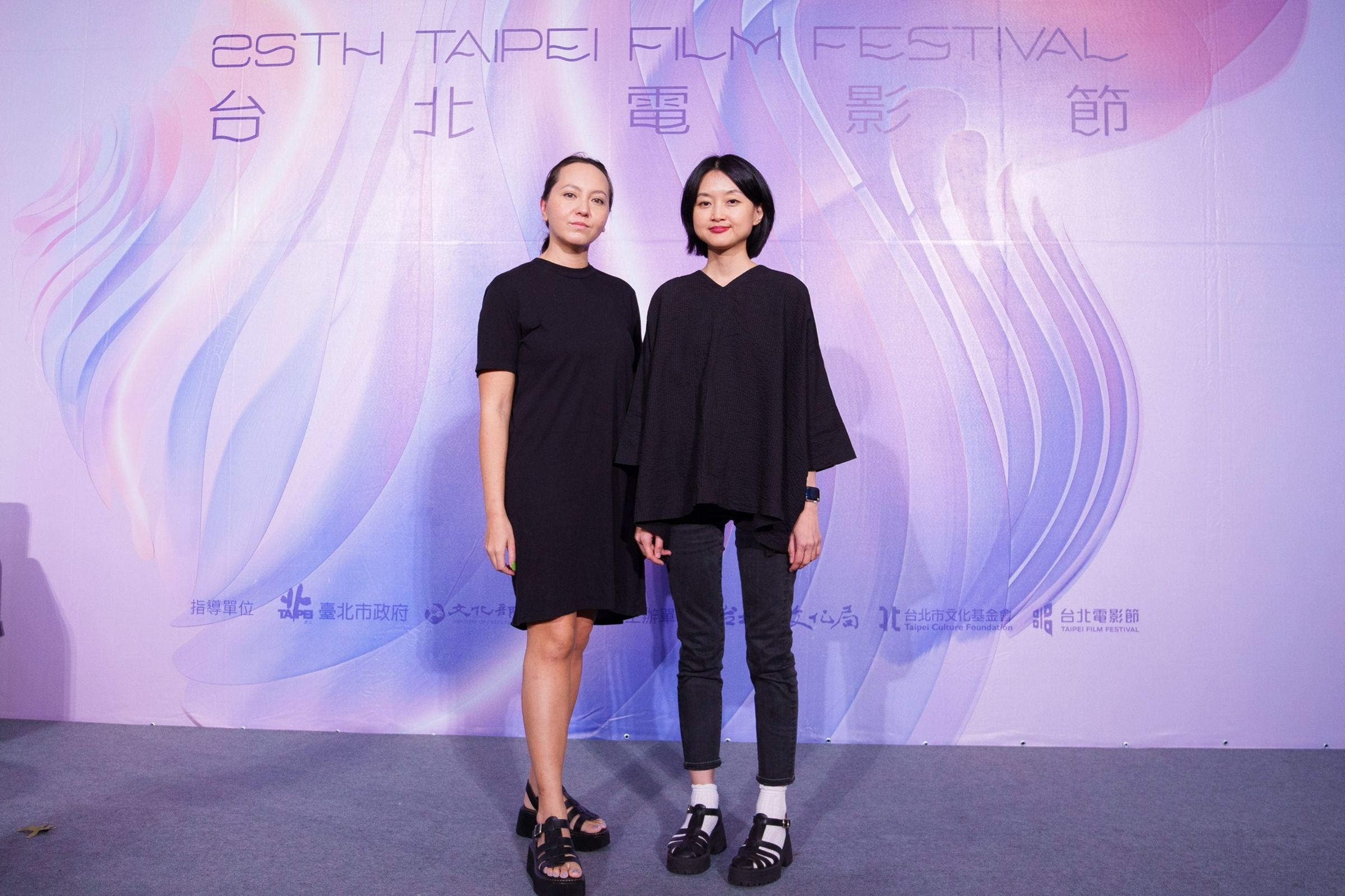 余修善(左)以《虎紋少女》入圍本屆台北電影節國際新導演競賽,與製片傅慧齡(右)出席相關活動。 (翻攝自台北電影節粉絲專頁)