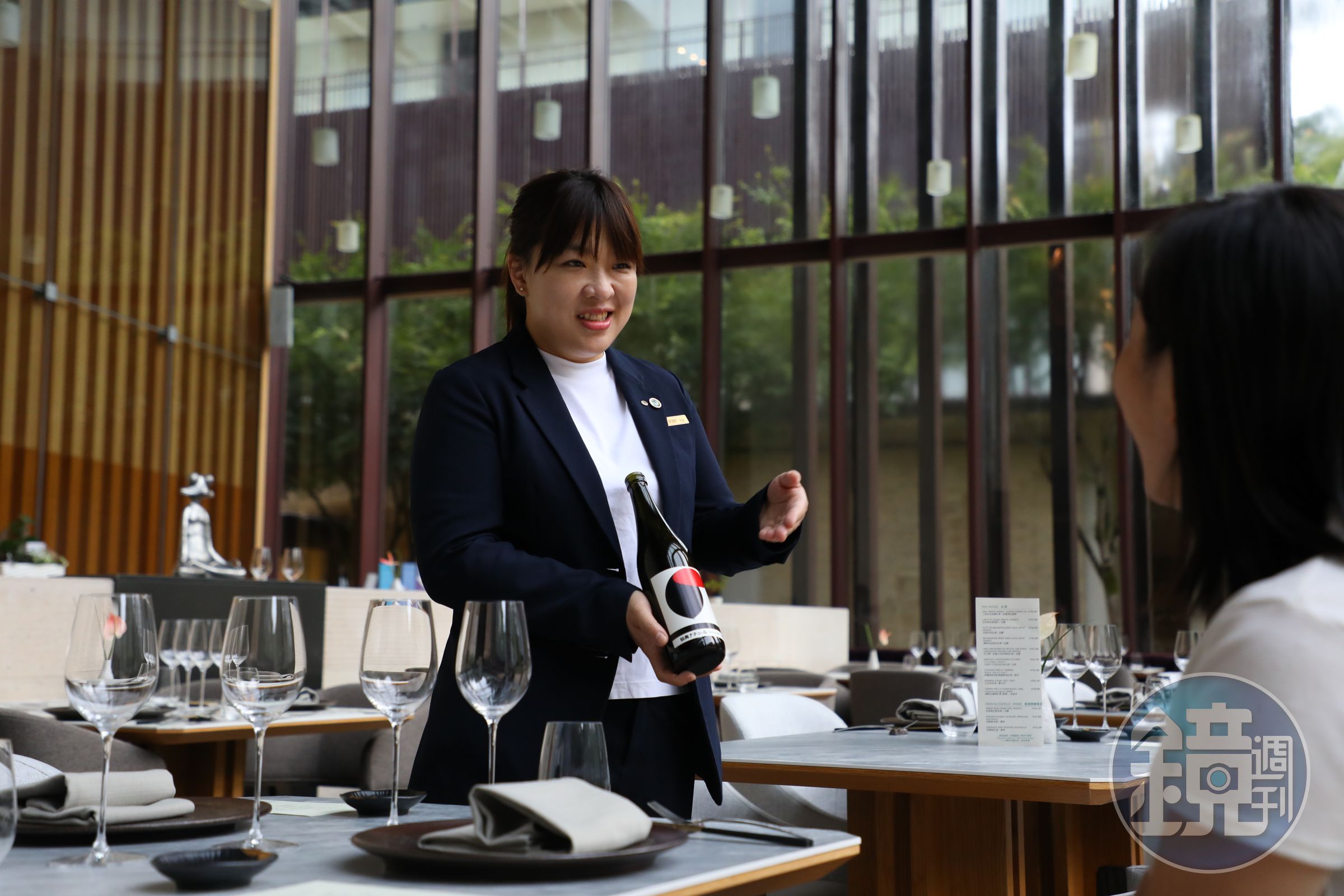 岩波庭經理劉珈吟是國際酒匠與國際日本酒講師,為無菜單料理搭配精彩酒單。