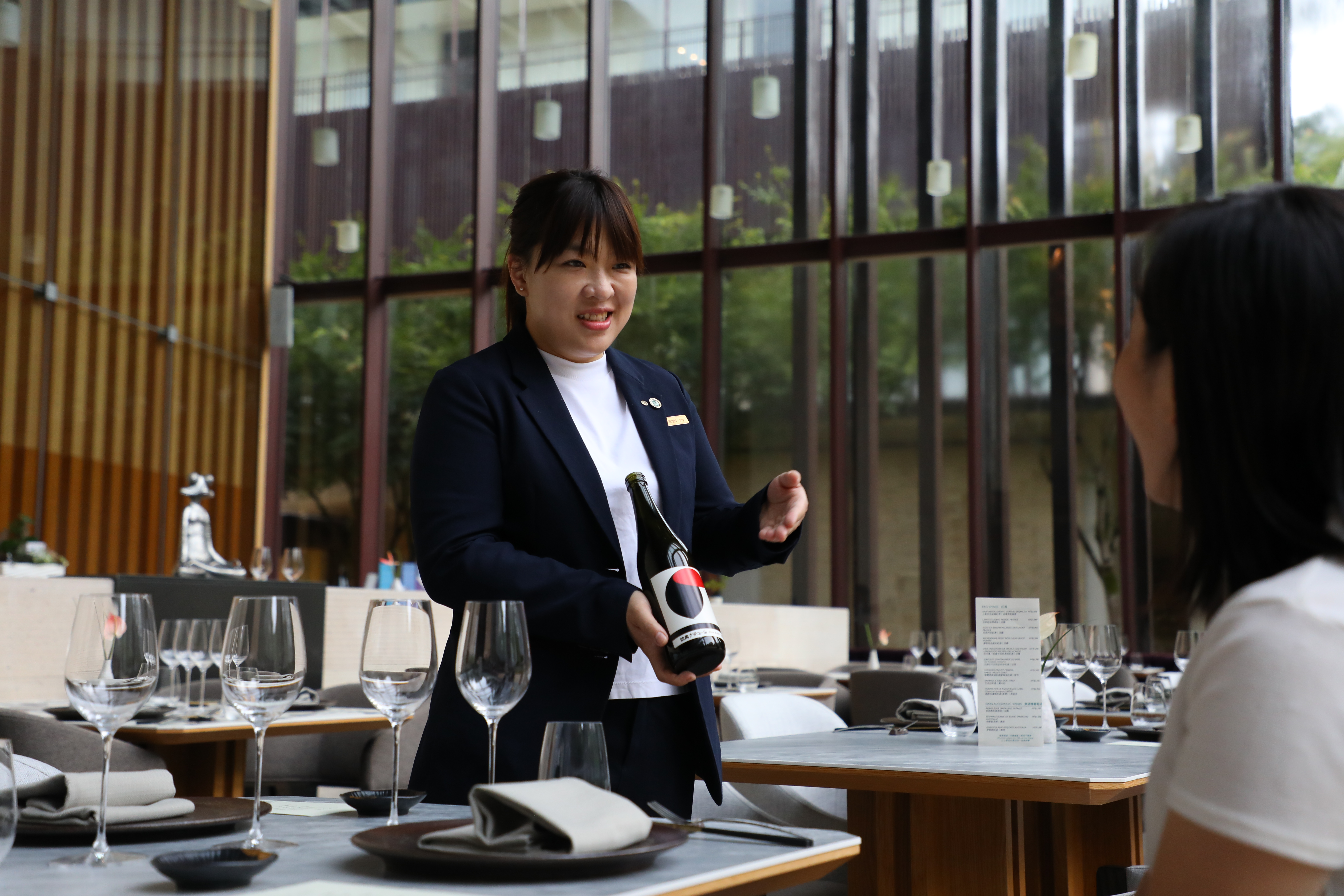 岩波庭經理劉珈吟是國際酒匠與國際日本酒講師，為無菜單料理搭配精彩酒單。