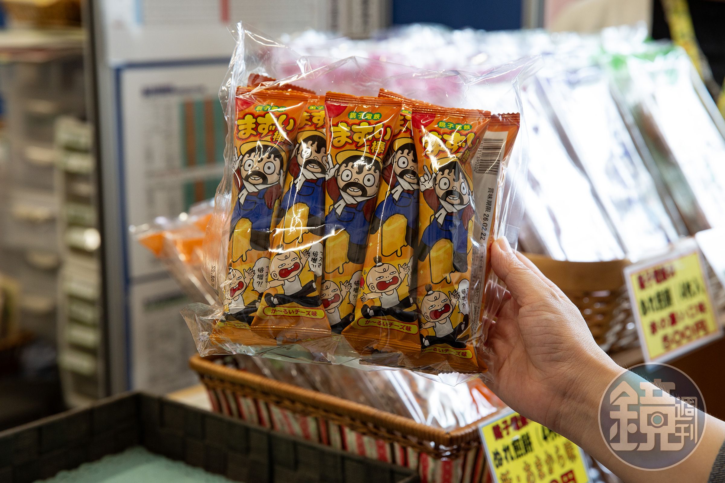「難吃棒」藉著模仿人氣零嘴好吃棒，自嘲自家鐵路經營不善，實際上這款玉米棒相當好吃。