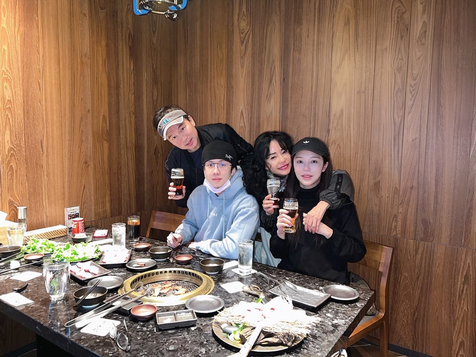 狄鶯親自打電話給阿乃（右下）媽媽怒罵。（翻攝自狄鶯臉書）