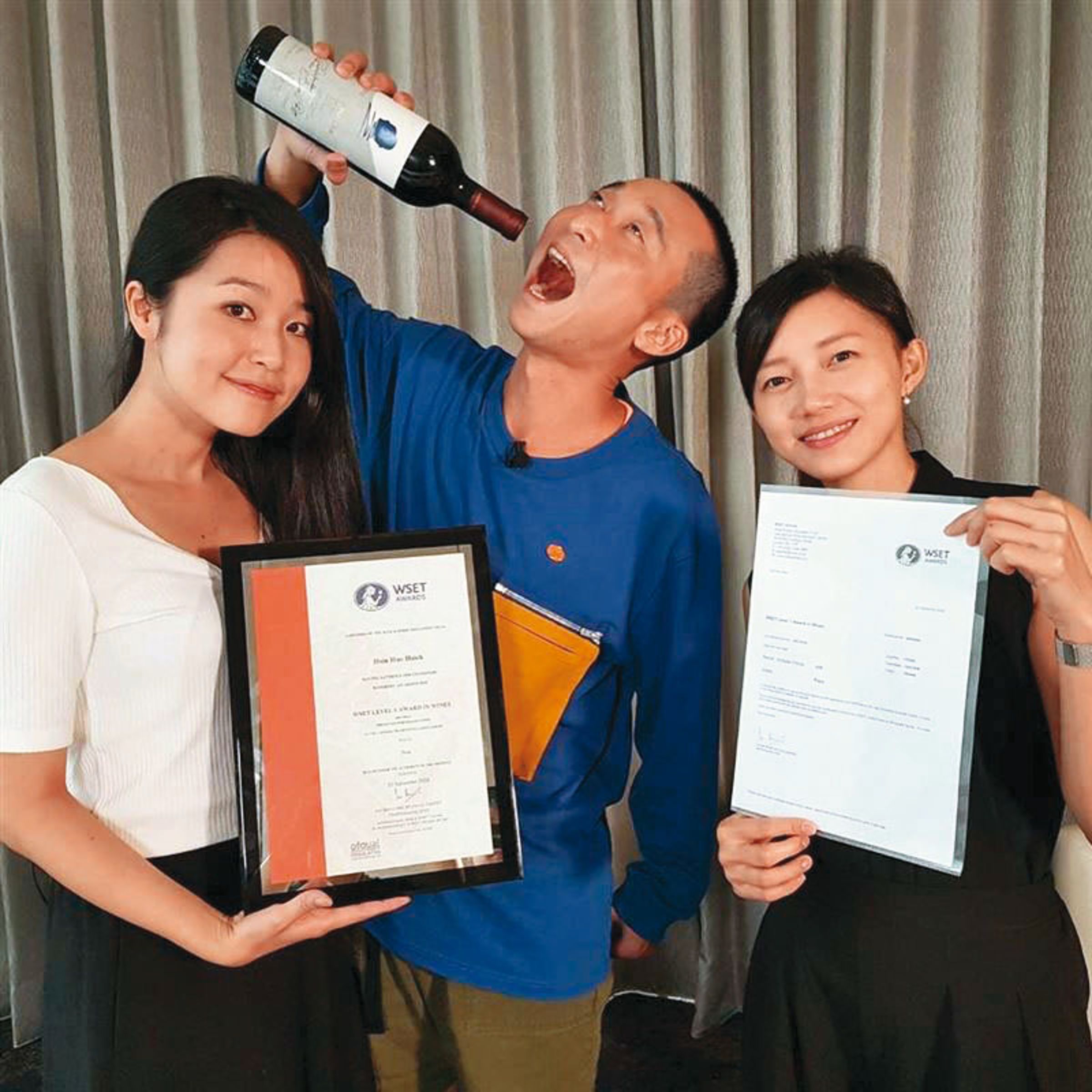 浩子(中)考取品酒師執照,開心在社群分享。(翻攝自浩角翔起笑一個官方粉絲專頁)