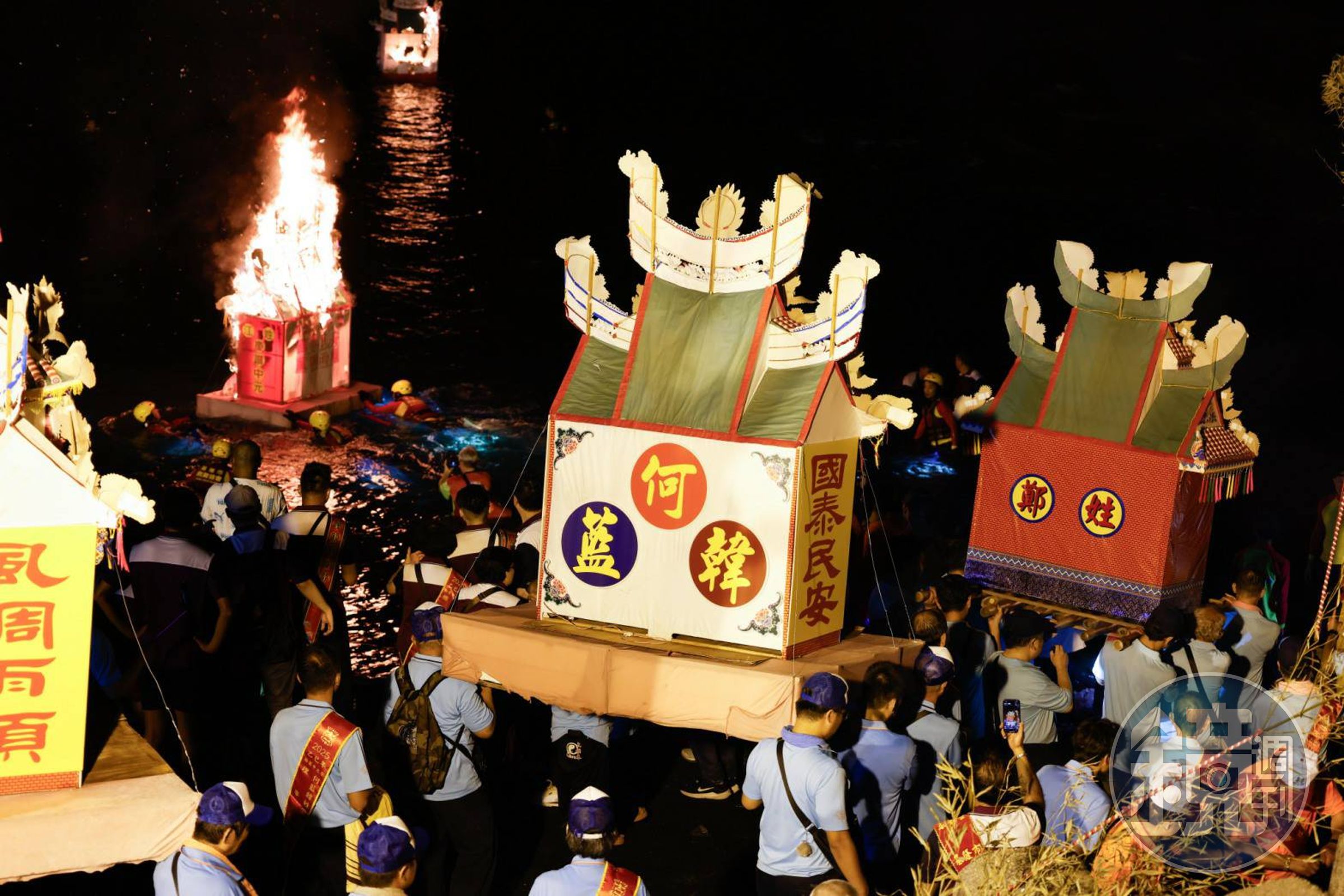 「乙巳鷄籠中元祭」重頭戲水燈花車大遊行昨日登場,吸引許多民眾前往朝聖。