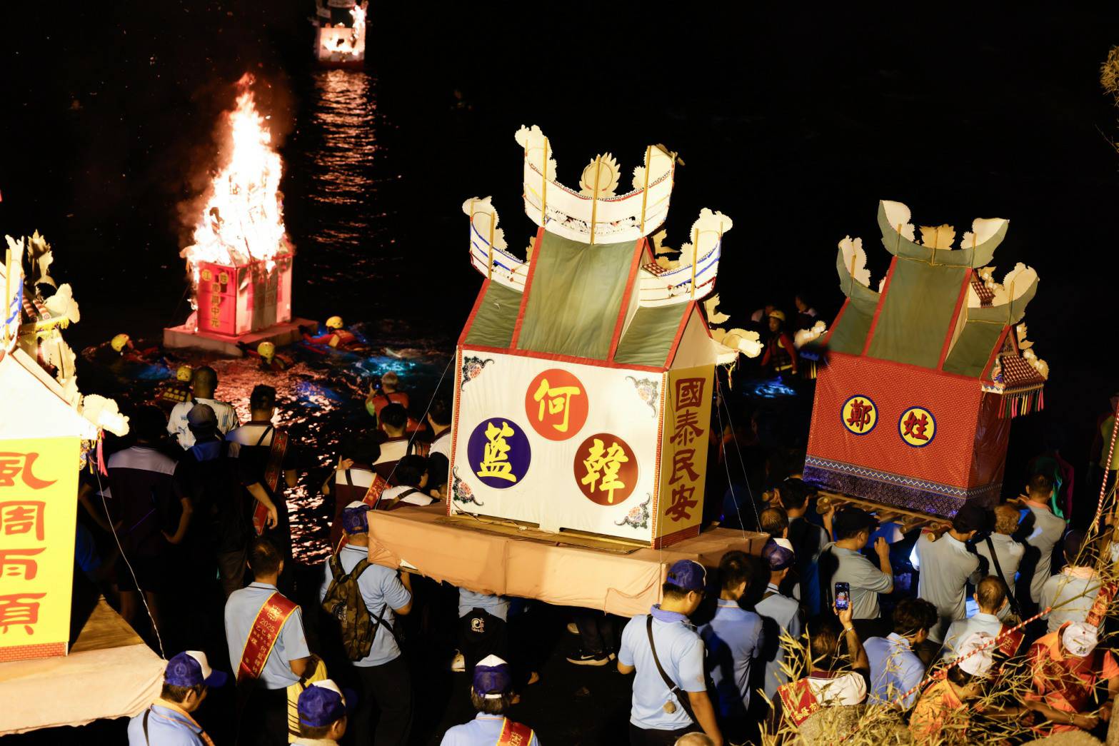 「乙巳鷄籠中元祭」重頭戲水燈花車大遊行昨日登場，吸引許多民眾前往朝聖。