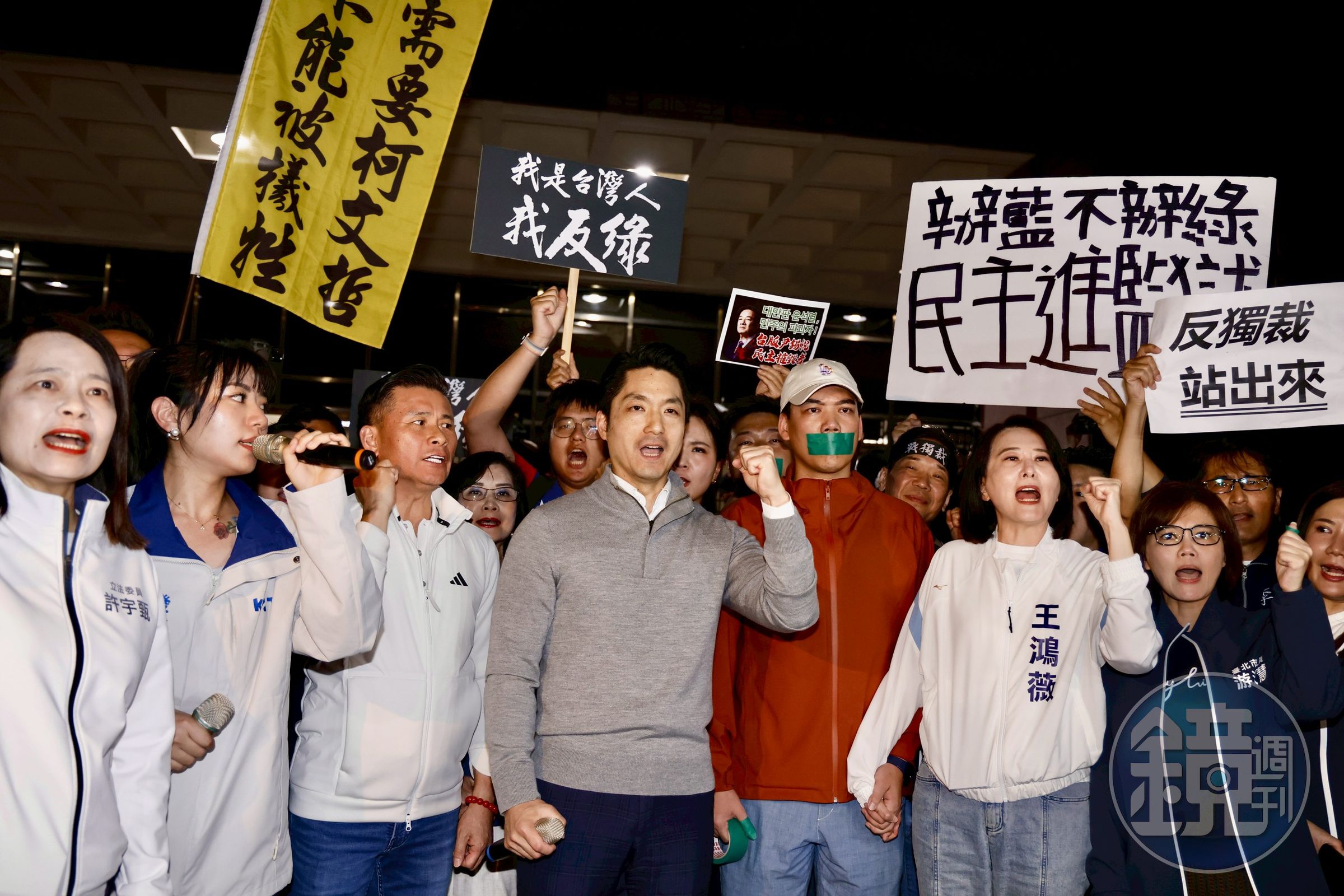 台北市長蔣萬安昨晚現身北檢外抗議,呼籲執政民進黨「停止濫用司法做政治追殺」,而他也認為現在的立法院應推動倒閣。