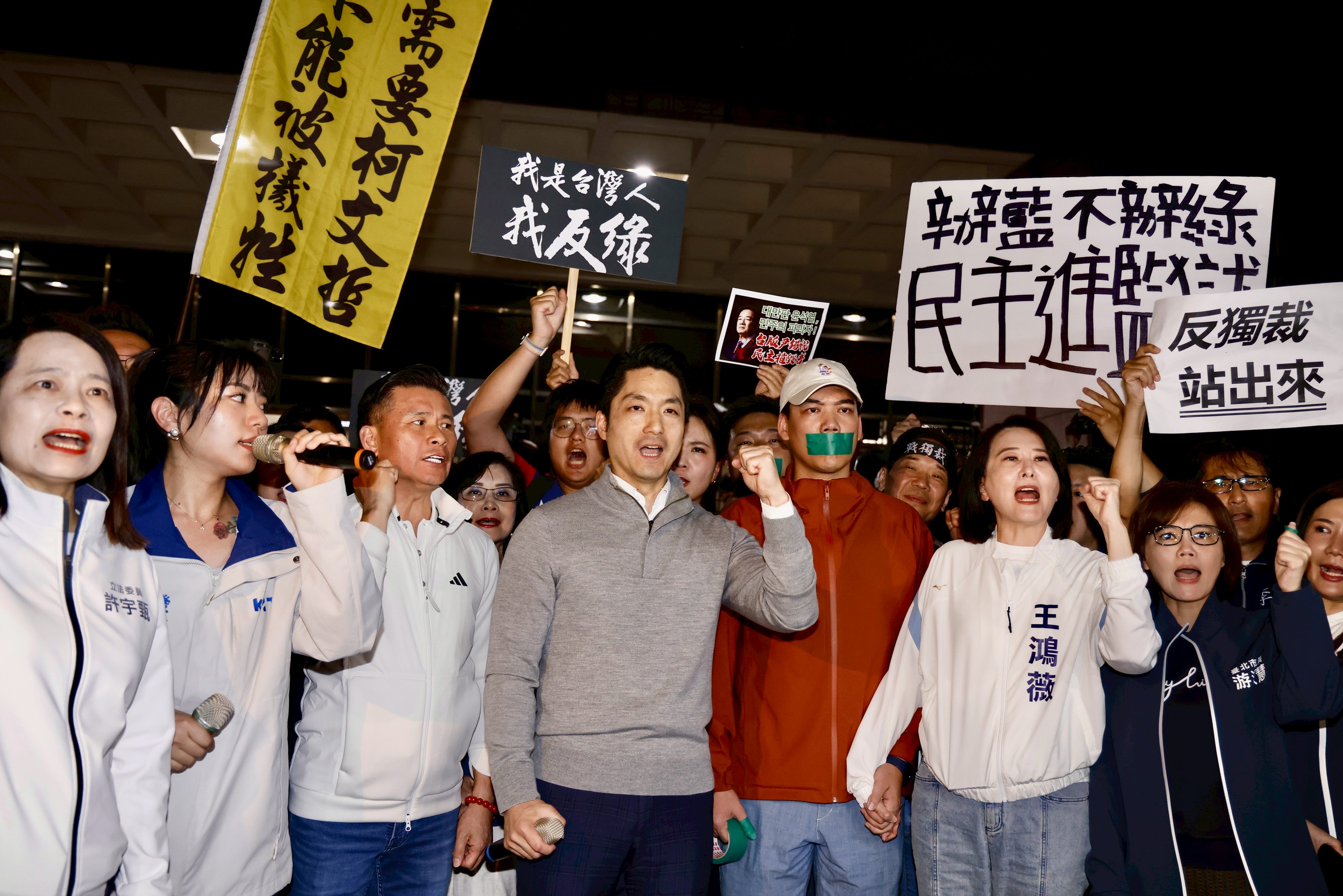 台北市長蔣萬安昨晚現身北檢外抗議，呼籲執政民進黨「停止濫用司法做政治追殺」，而他也認為現在的立法院應推動倒閣。