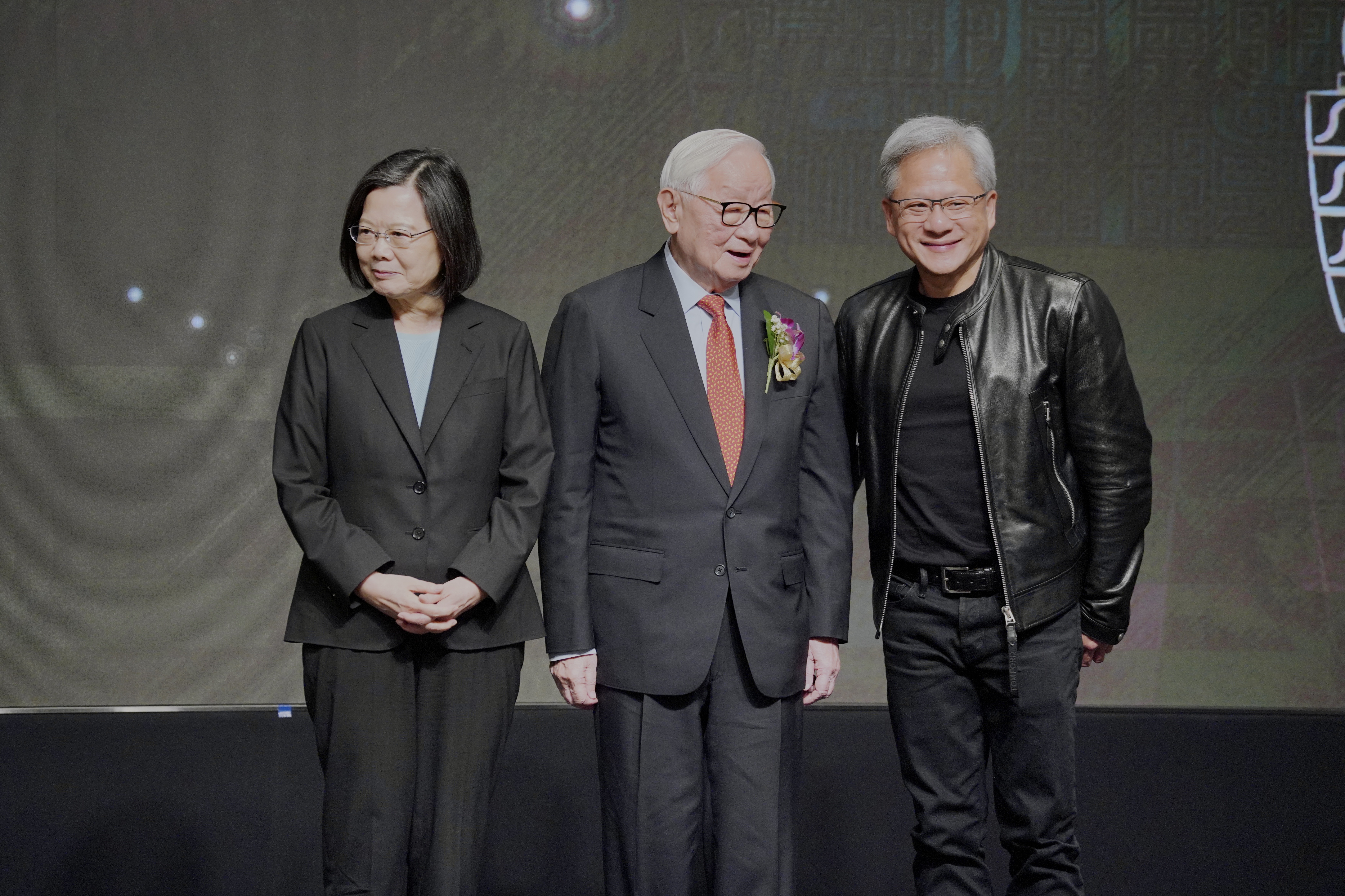 黃仁勳（右）說，輝達建構在台積電的基礎上，沒有台積電就沒有輝達。