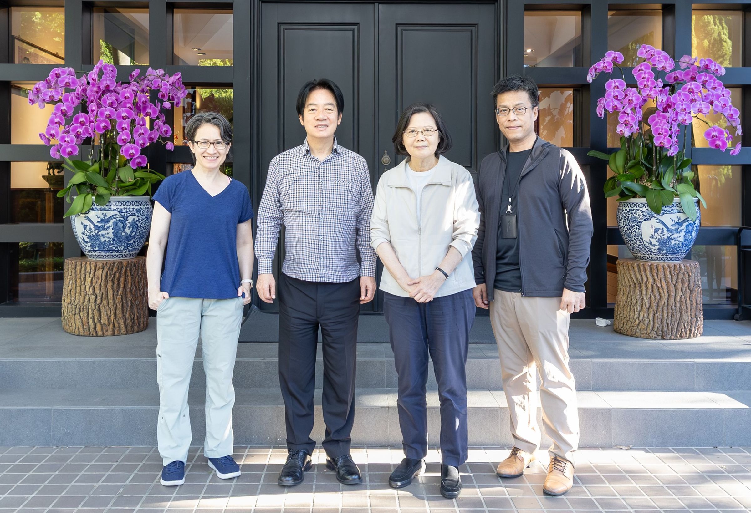 賴清德(左二)今在總統官邸與蔡英文(右二)、蕭美琴(左)見面。右為黃重諺。(翻攝賴清德臉書)