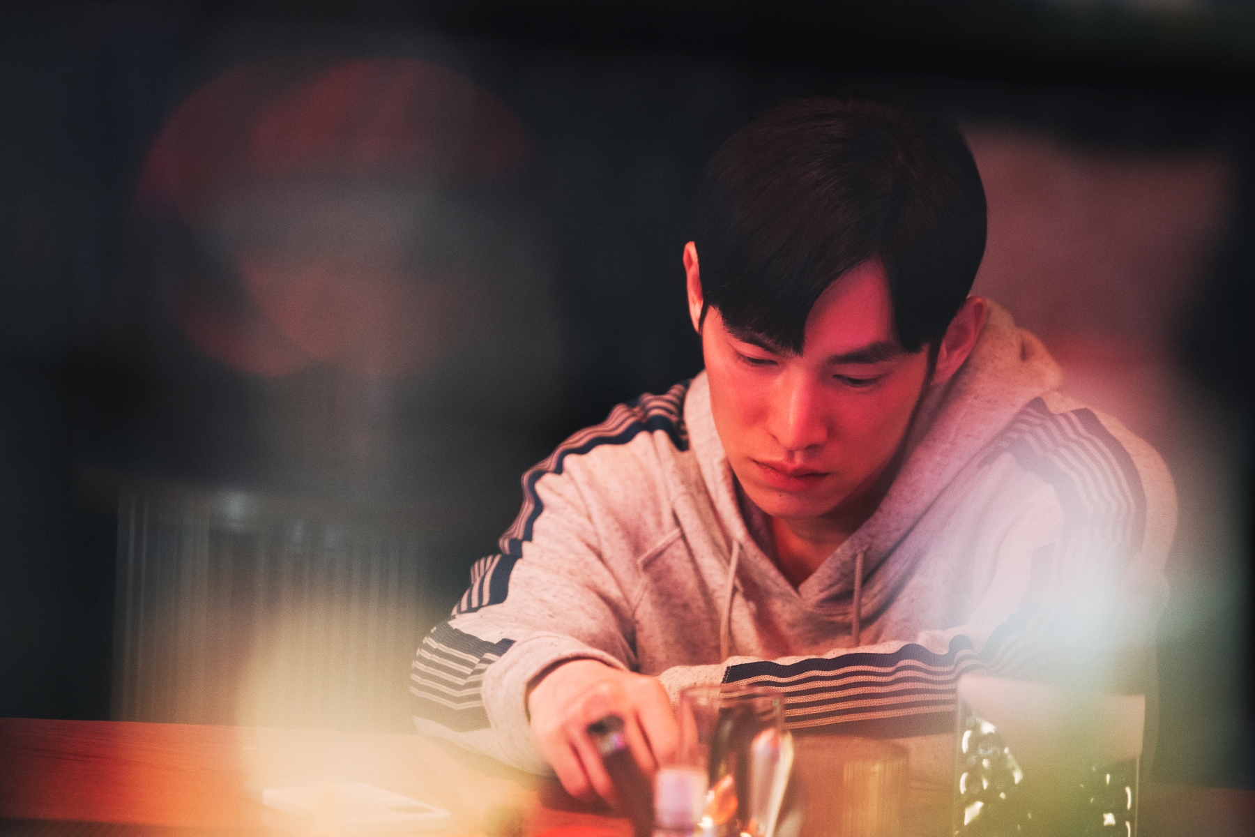 Pony擅自替小志（張書豪飾）出櫃，在他生氣難過後獨自躲到AS酒吧喝酒。（紅杉娛樂提供）