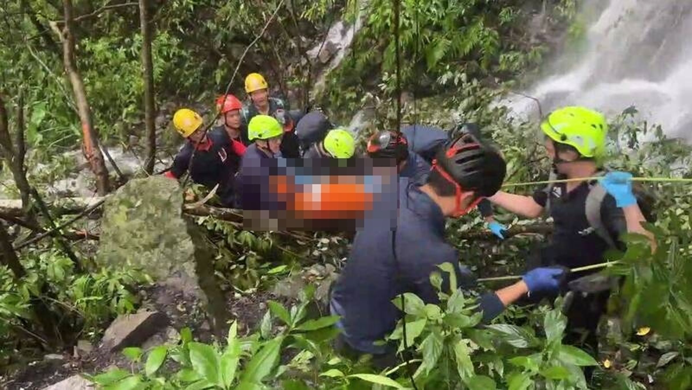 台中和平區蝴蝶谷瀑布步道昨發生落石意外,導致4死1傷的悲劇,消息曝光引起熱議。(翻攝畫面)