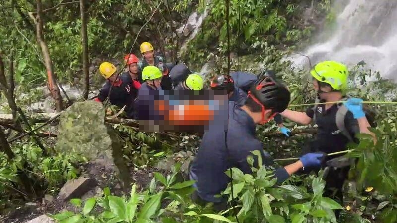 台中和平區蝴蝶谷瀑布步道昨發生落石意外，導致4死1傷的悲劇，消息曝光引起熱議。（翻攝畫面）