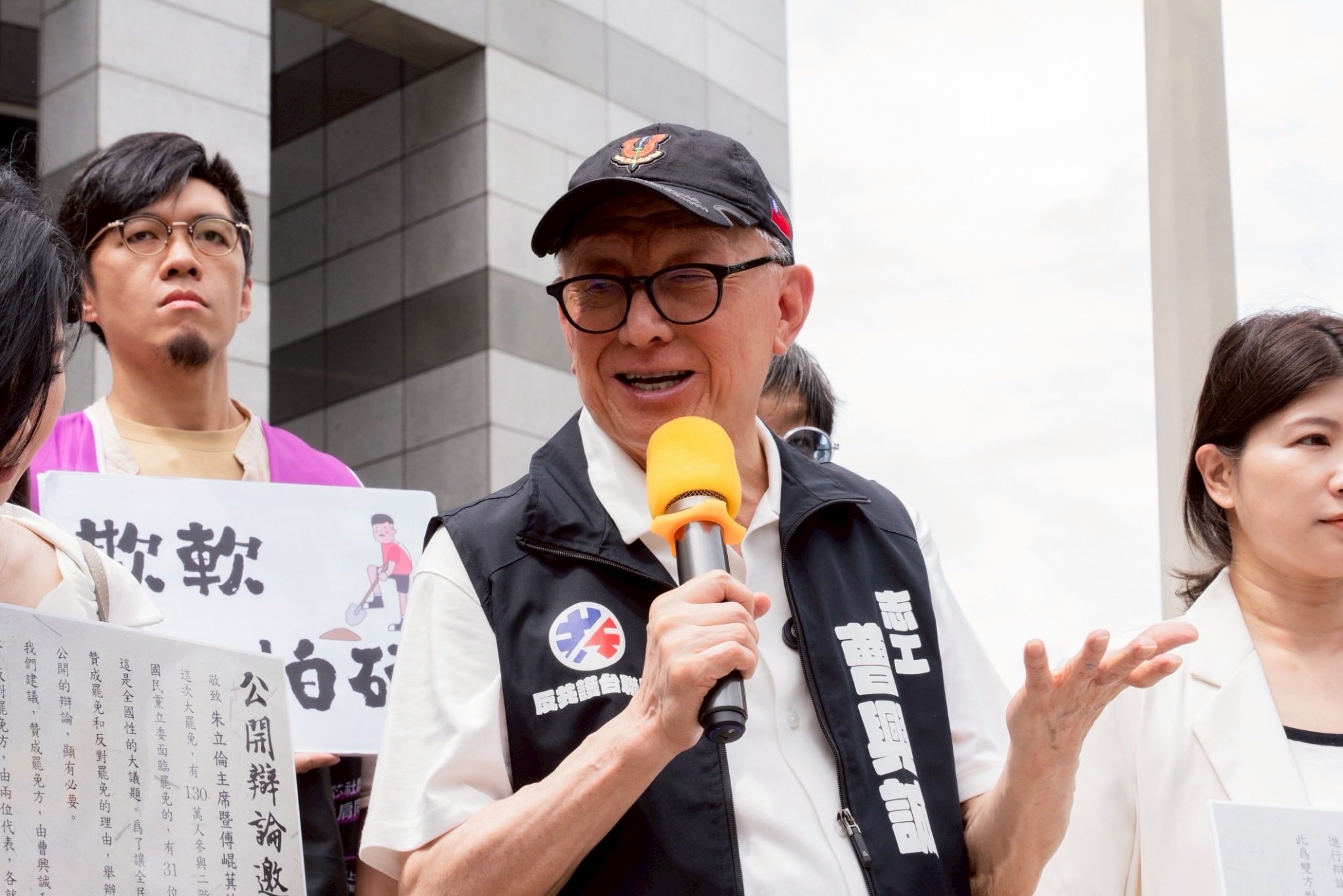 曹興誠透露，上週和台大電機系學弟談現在的情勢，表示他們對免失利並未感到灰心。（翻攝自曹興誠臉書）