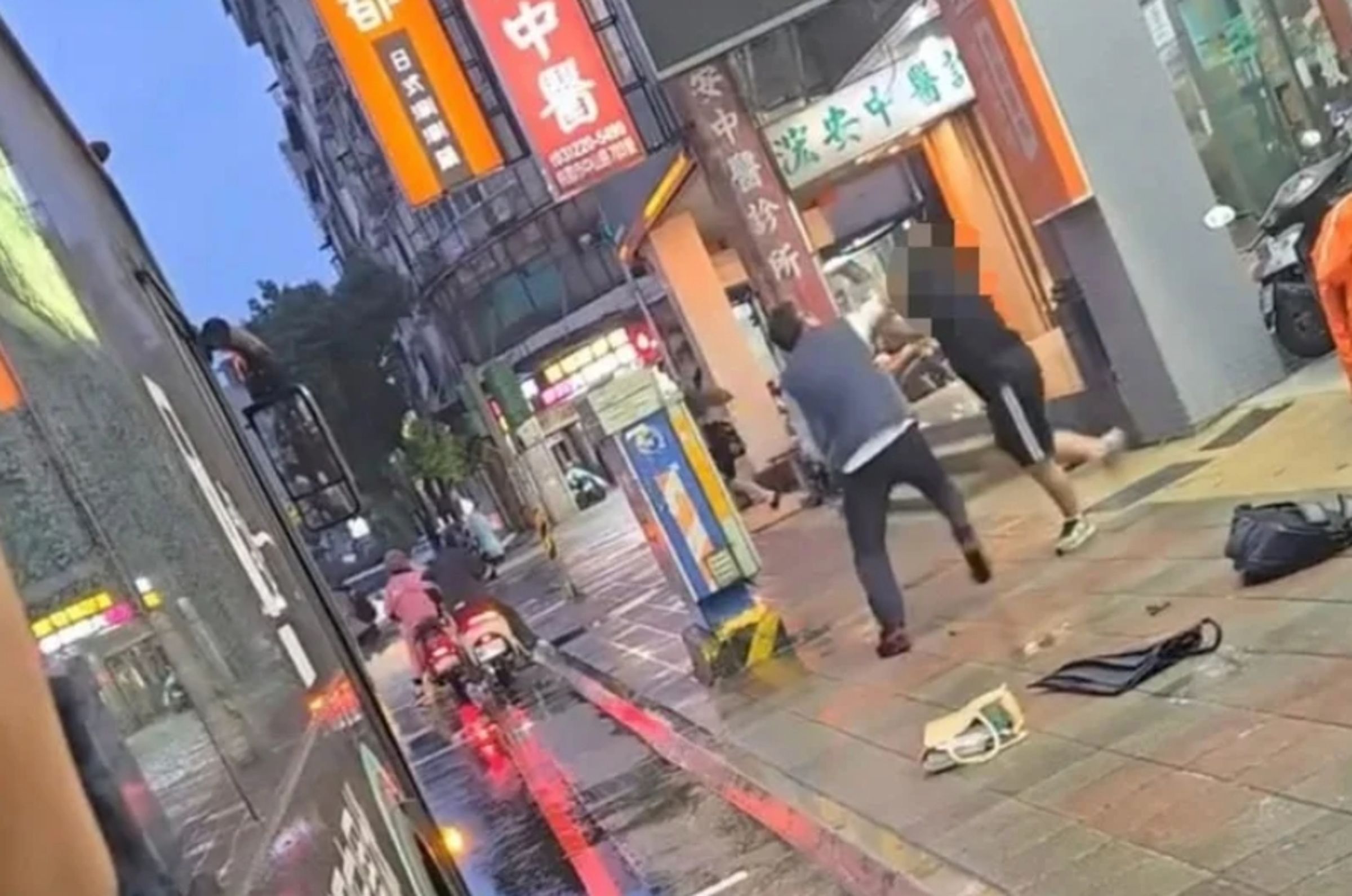 桃園客運司機因投幣糾紛暴打學生，畫面掀全網怒火。（翻攝自Threads）
