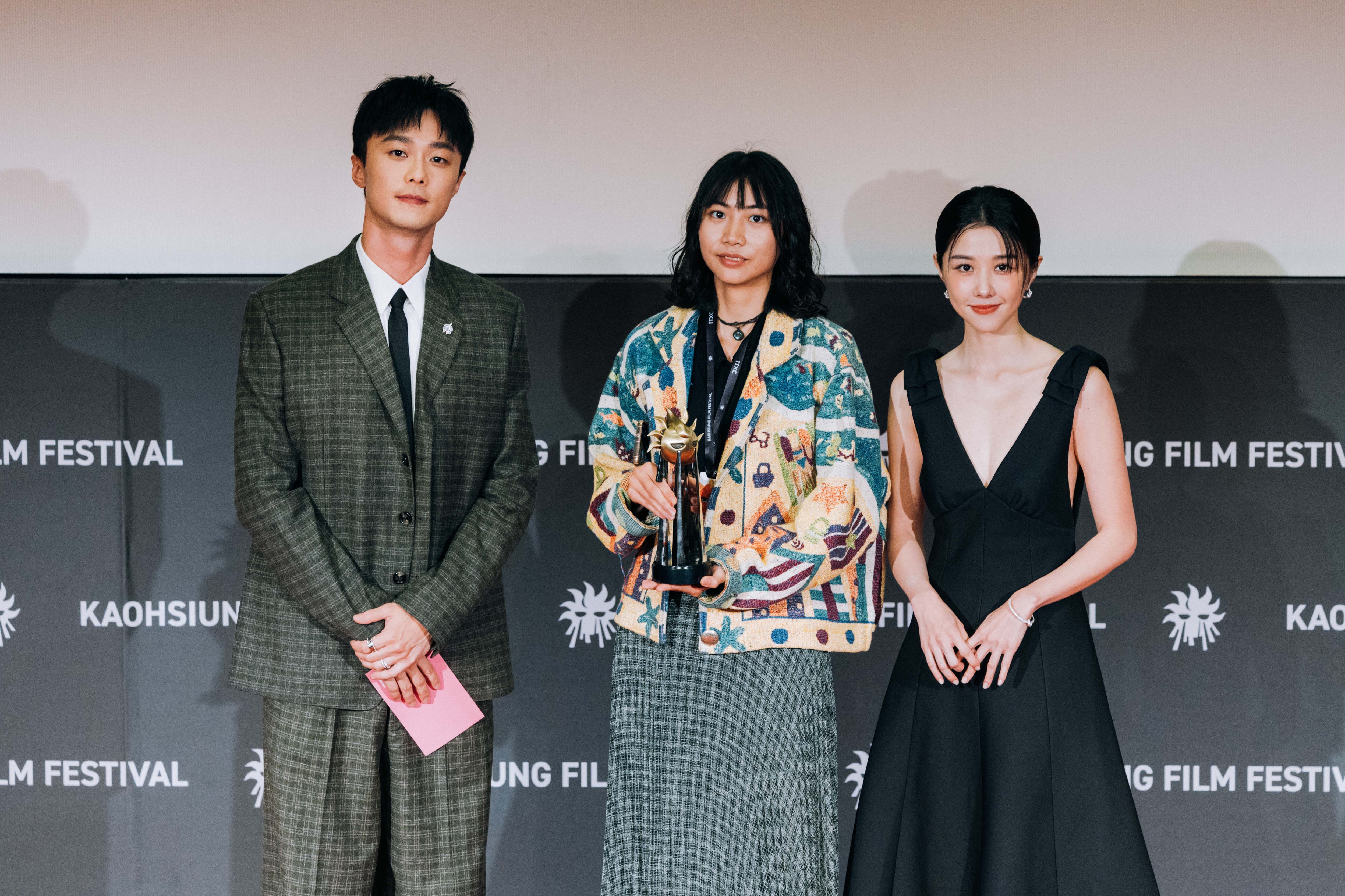 本屆影展大使施柏宇與短片大來賓邵雨薇再度回到雄影擔任頒獎嘉賓，2人將「臺灣學生獎」頒給《化》的導演洪菀妤。（高雄電影館提供）