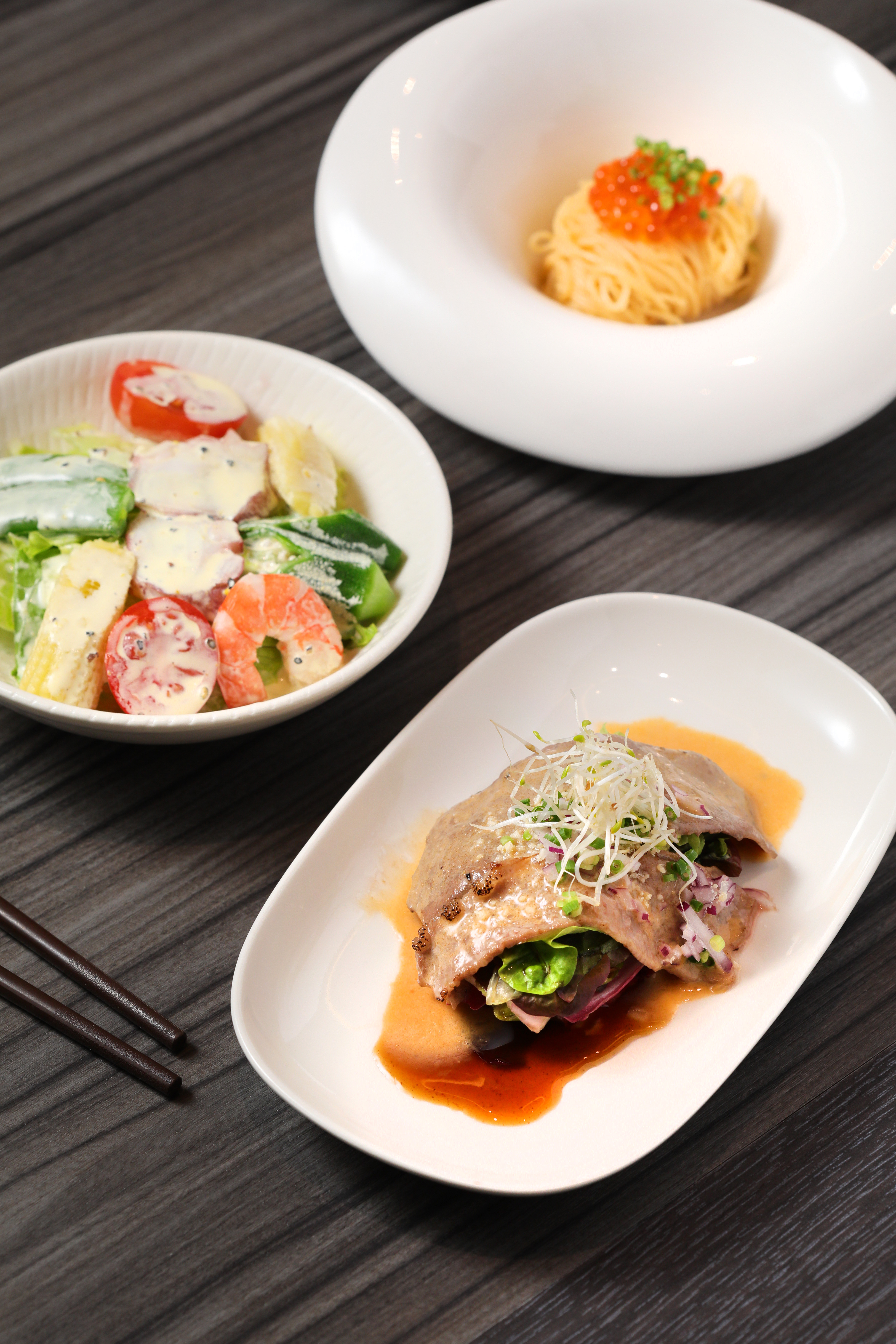 前菜「近江牛壽喜燒」（前）、「炙燒牛肉沙拉」（中）、「鮭魚卵細麵」（後）可以三選一。