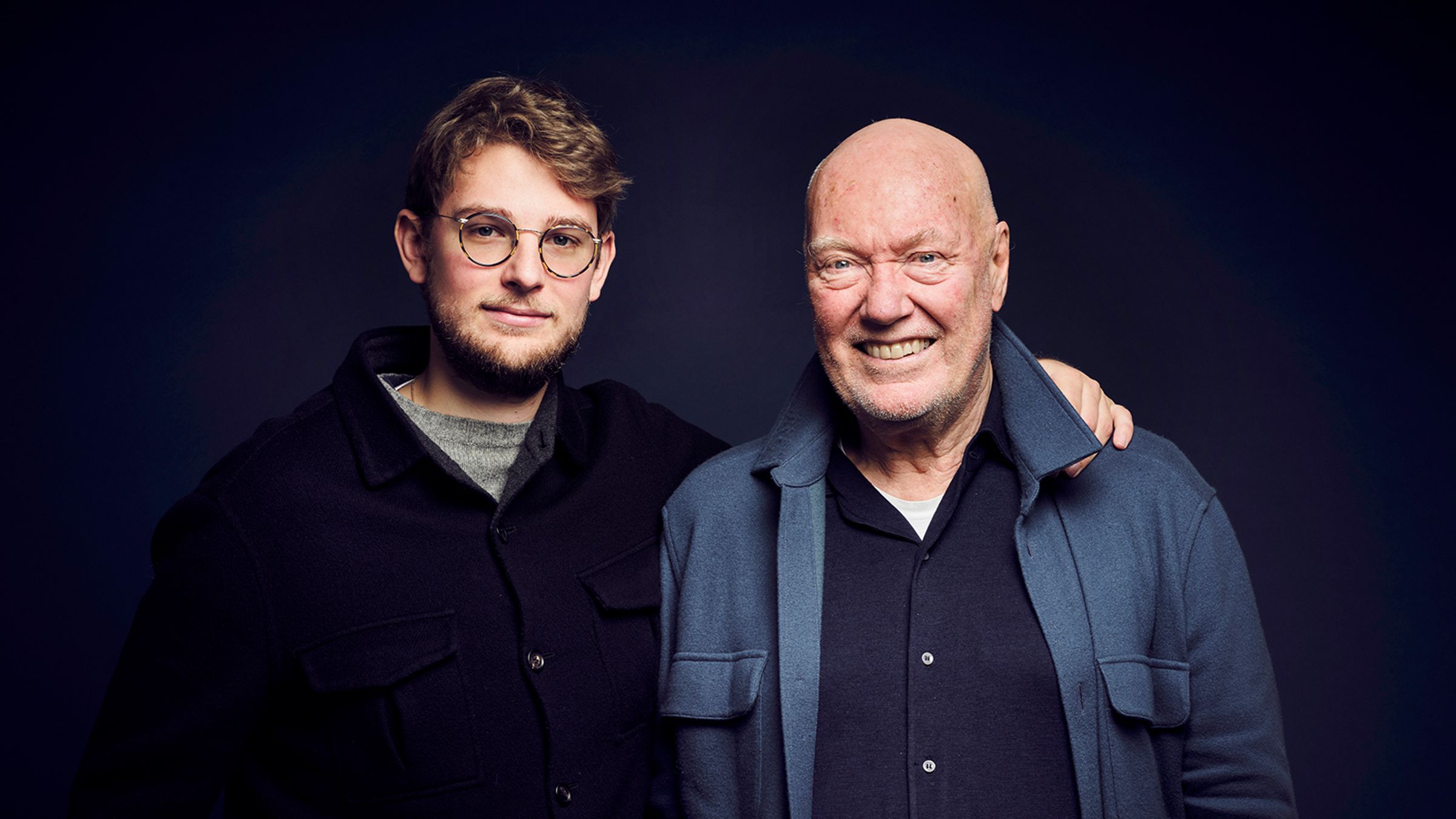 在錶界被譽為經營之神的Jean-Claude Biver（右），在縱橫業界半世紀之後，與同樣熱衷腕錶收藏的兒子Pierre Biver（左），在 2023年3月創立BIVER這個頂級製錶品牌，希望將Jean-Claude Biver畢生所學傳承給年輕一代，也邀集各領域頂尖專家為BIVER打造錶款，貫徹Biver父子認同的美學規範，在傳統與現代的範疇間找到工藝與藝術的平衡點。BIVER的每枚機芯都有獨創的JCB印記，傳達出更深層的品牌價值之際，希冀以一場無語倫比的冒險，催生出一個獨一無二的品牌。（攝影：Sebastien Agnetti）