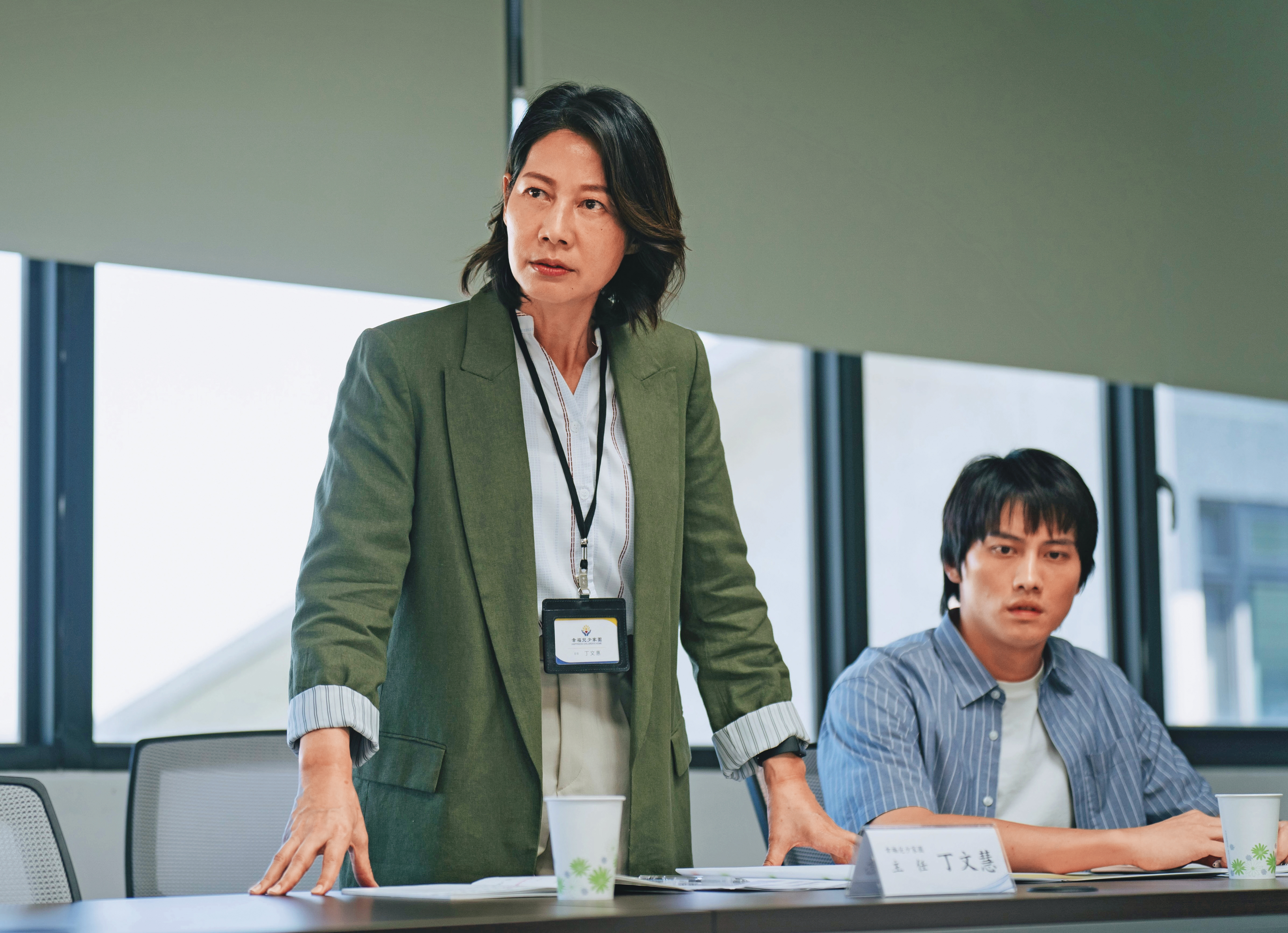 丁寧（左）與范少勳（右）分別飾演育幼院主任與社工，拍片前都赴育幼院觀察。（冬候鳥電影、文策院提供）