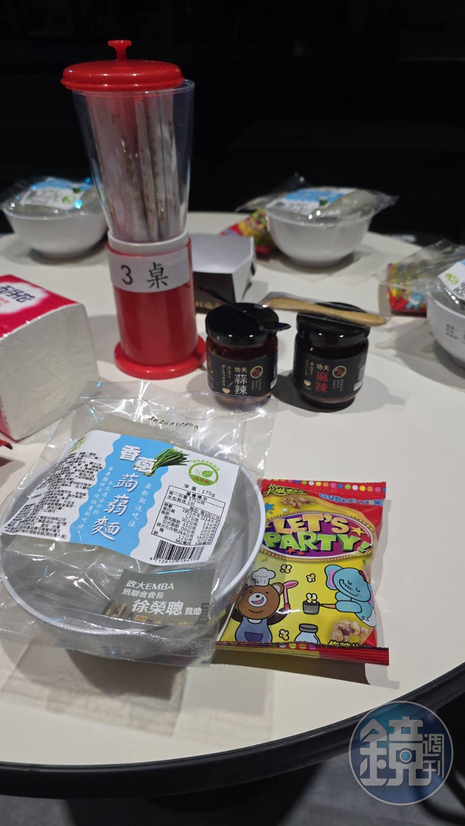 春河劇團《老闆～來碗陽春麵！》坐圓桌的觀眾可以一邊看劇一邊吃麵，所有進場觀眾皆可獲得一包童年回憶爆棚的「統一科學麵」，人人有份。