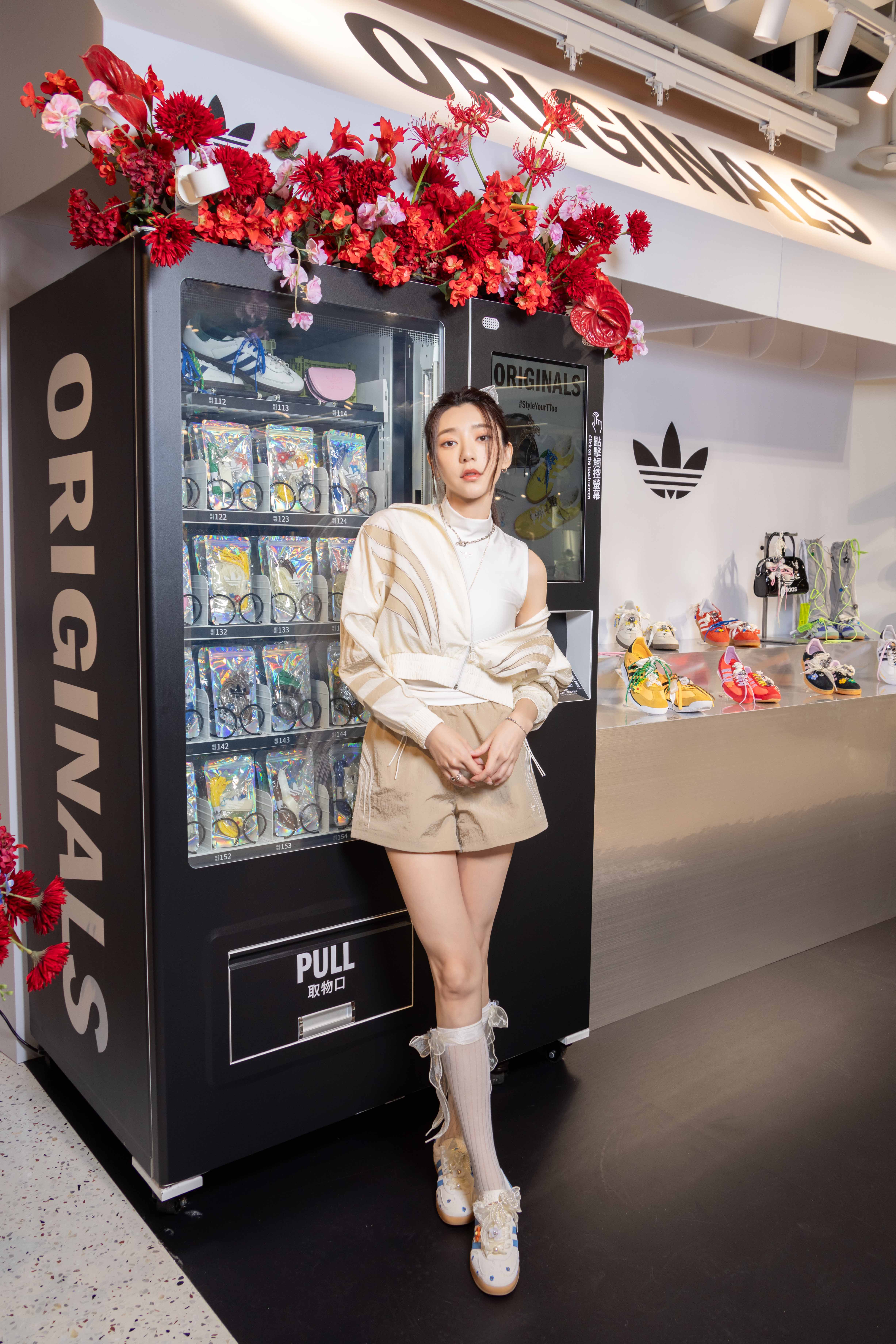 郭雪芙身穿高領側抽繩背心NT$1,490、三條線尼龍短褲NT$1,690、三條線立領外套NT$3,490、GAZELLE INDOOR鞋款NT$4,090。(adidas Originals提供)