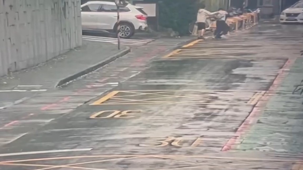 警方先埋伏逮捕前來取款的馬來西亞籍車手。（翻攝畫面）